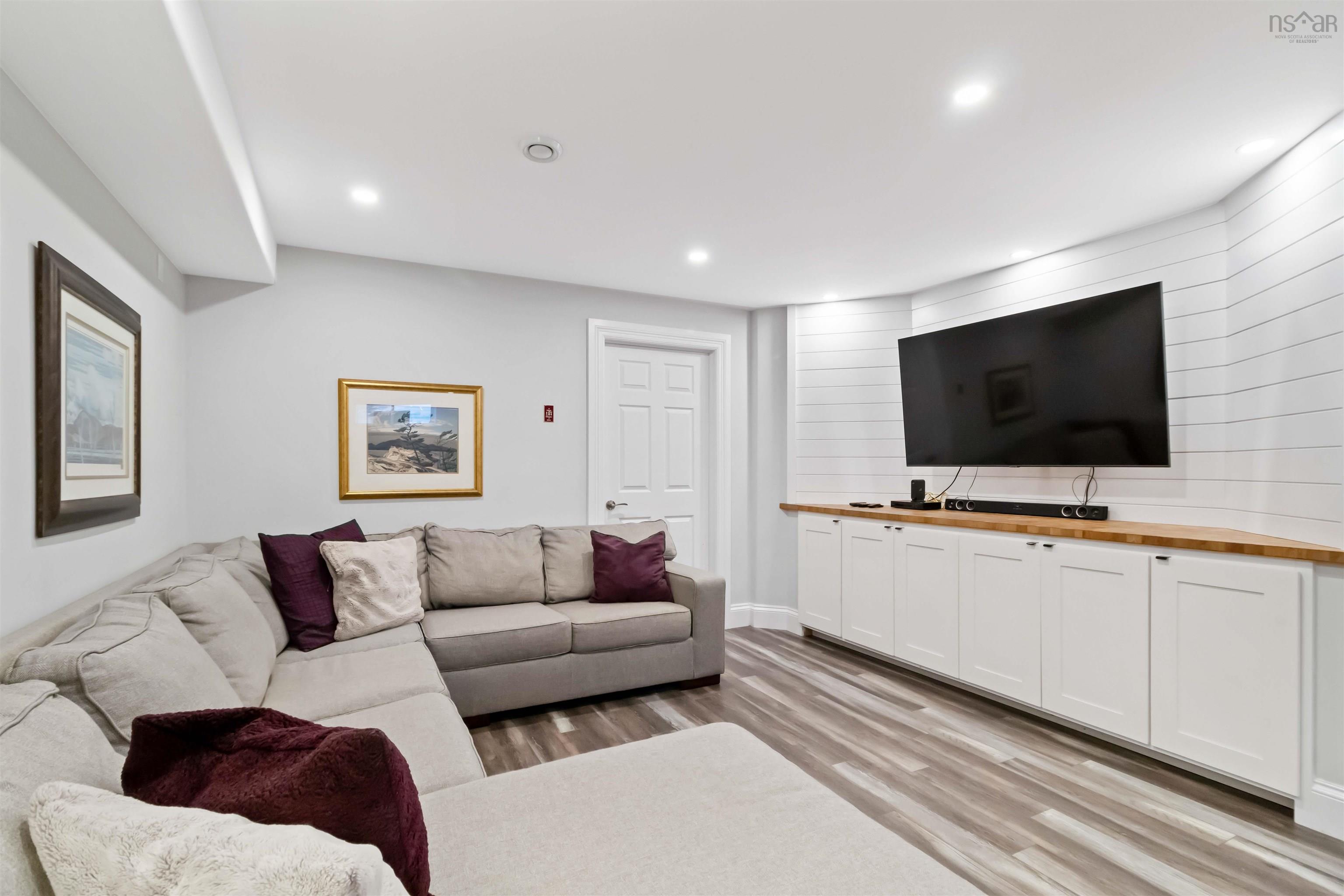 $899,900.00: 12 Walnut  Hall, Dartmouth