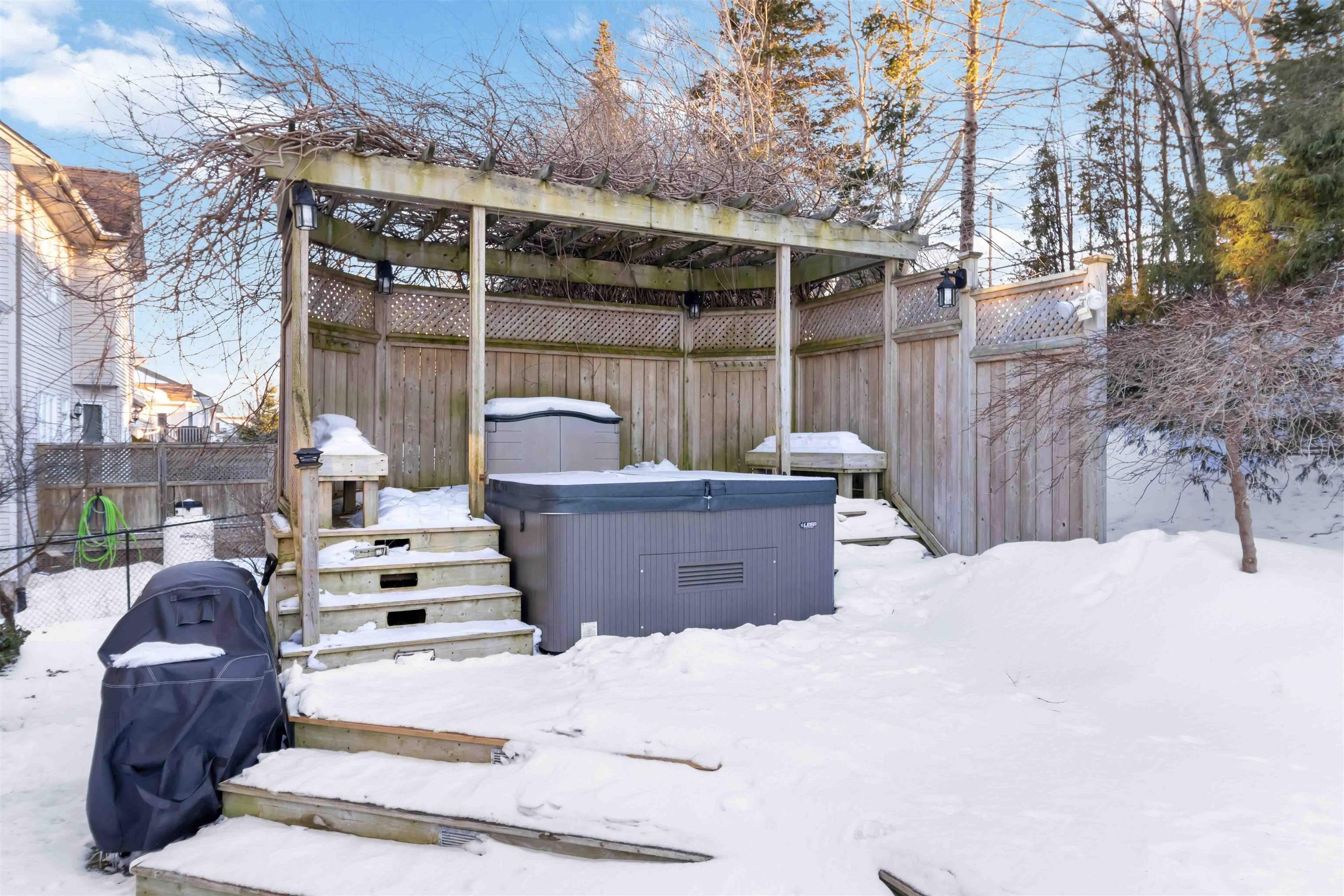 $899,900.00: 12 Walnut  Hall, Dartmouth