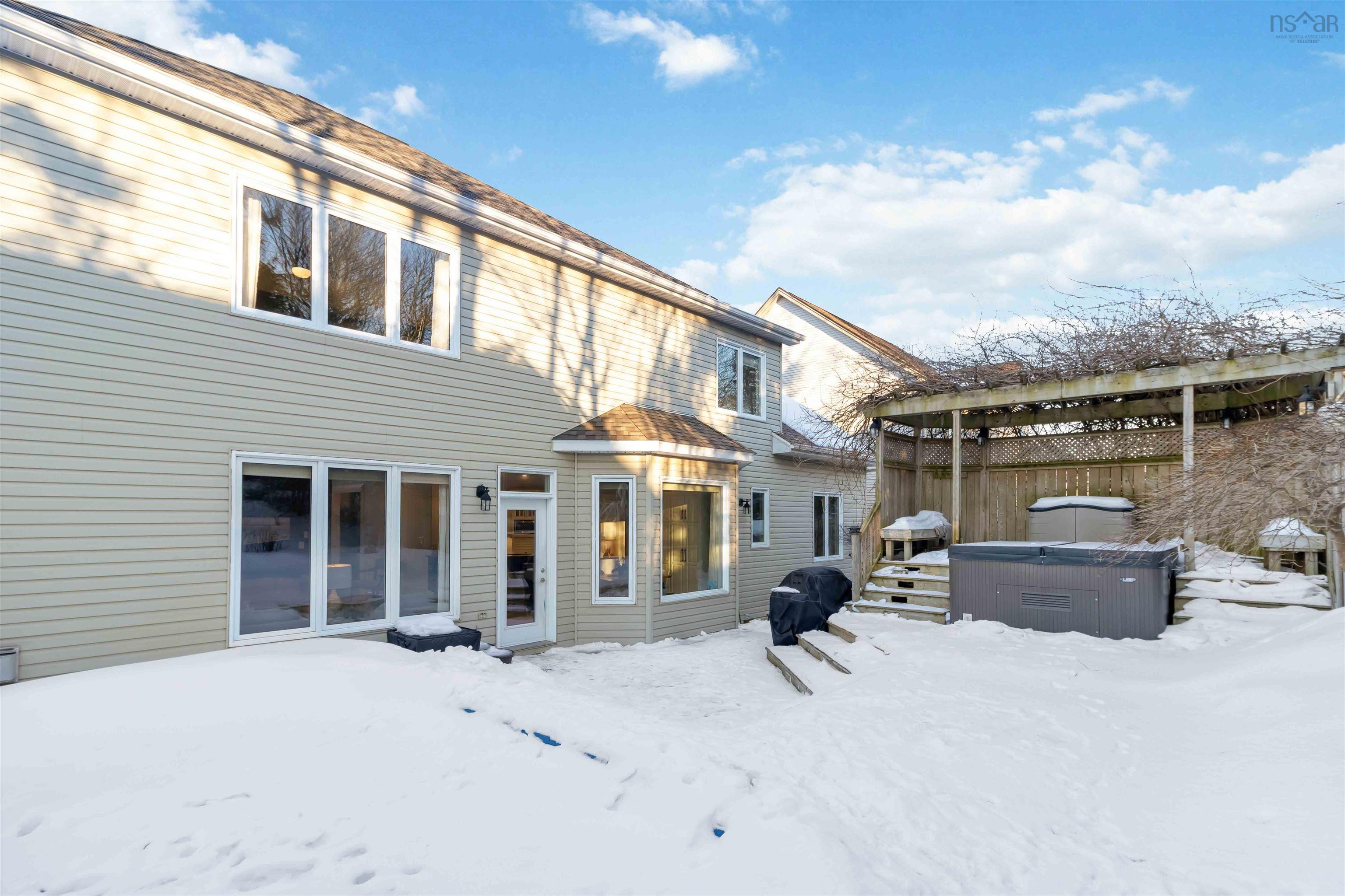$899,900.00: 12 Walnut  Hall, Dartmouth