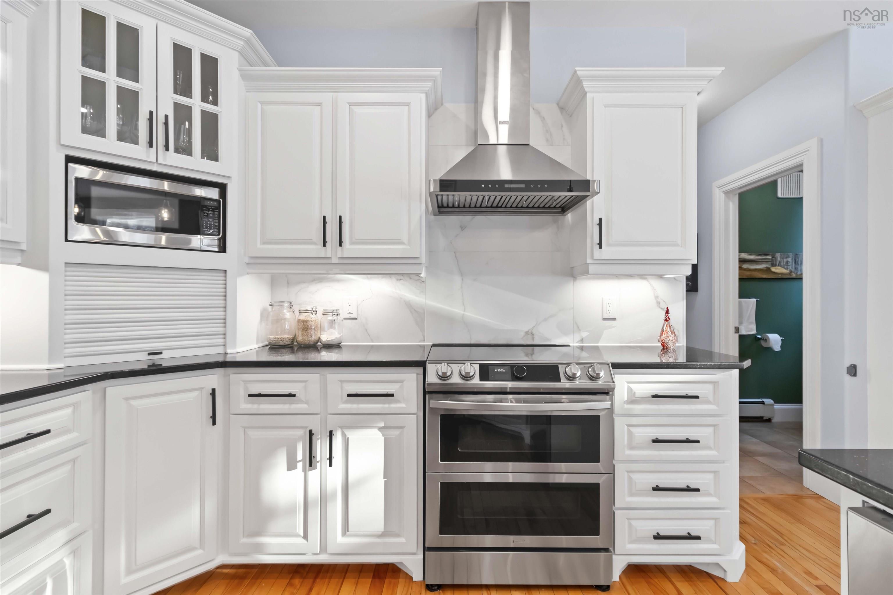$899,900.00: 12 Walnut  Hall, Dartmouth