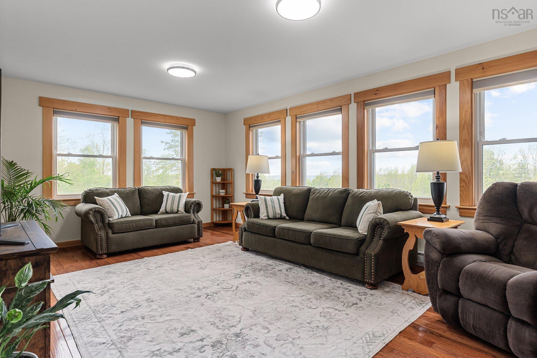 $634,900.00: 327 East Torbrook Road, Torbrook