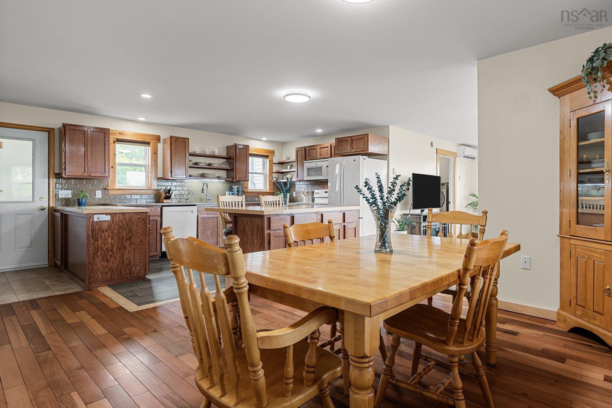 $634,900.00: 327 East Torbrook Road, Torbrook