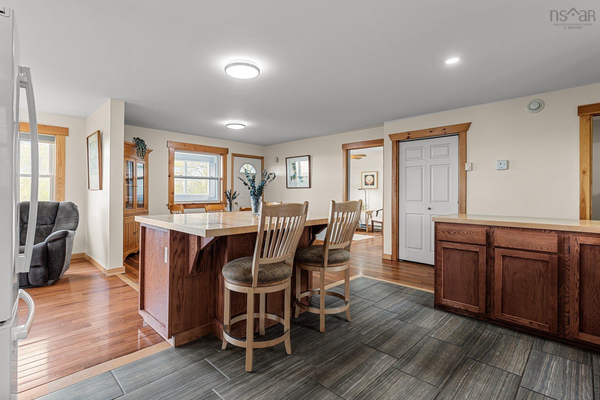 $634,900.00: 327 East Torbrook Road, Torbrook
