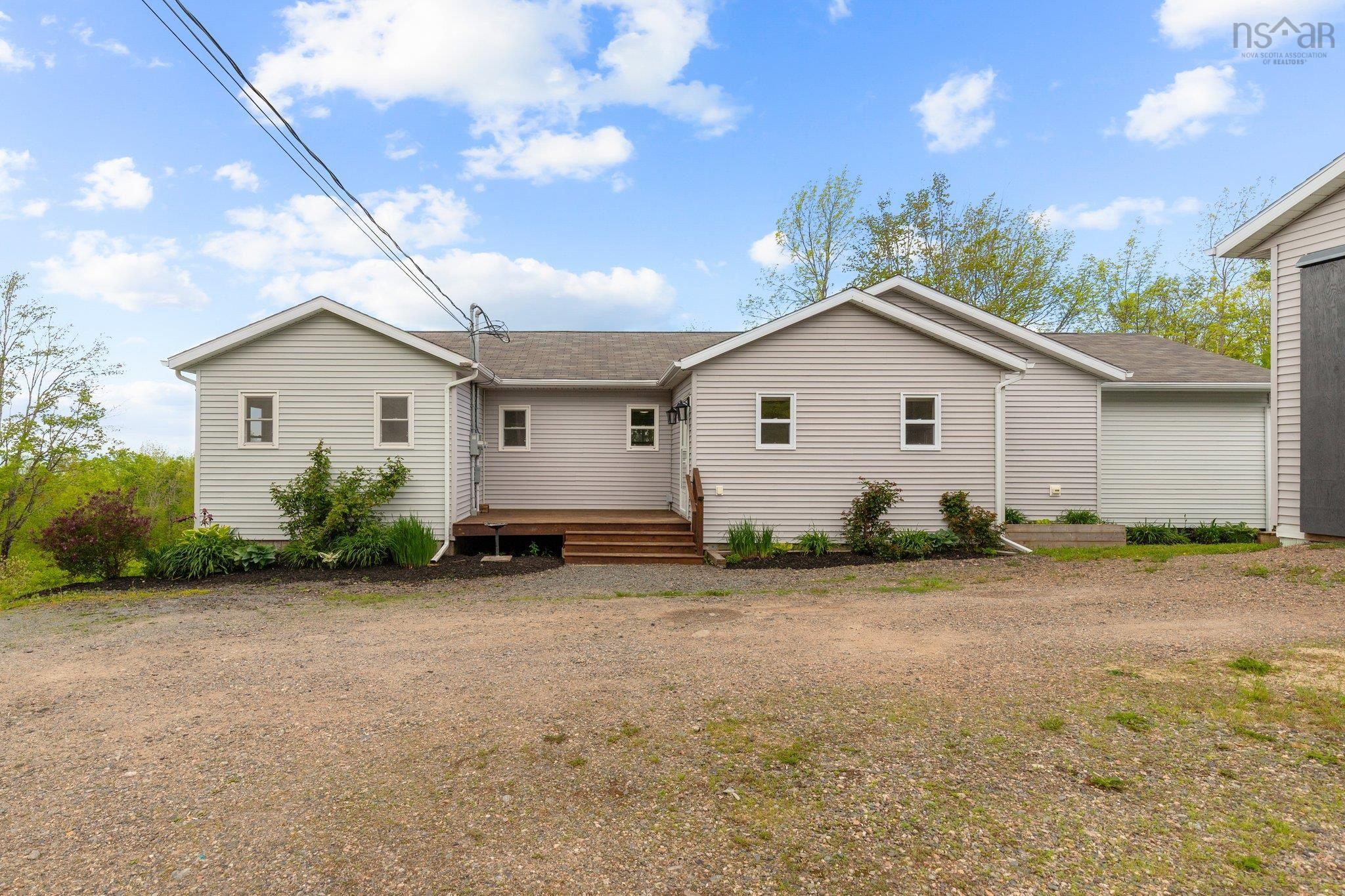 $634,900.00: 327 East Torbrook Road, Torbrook