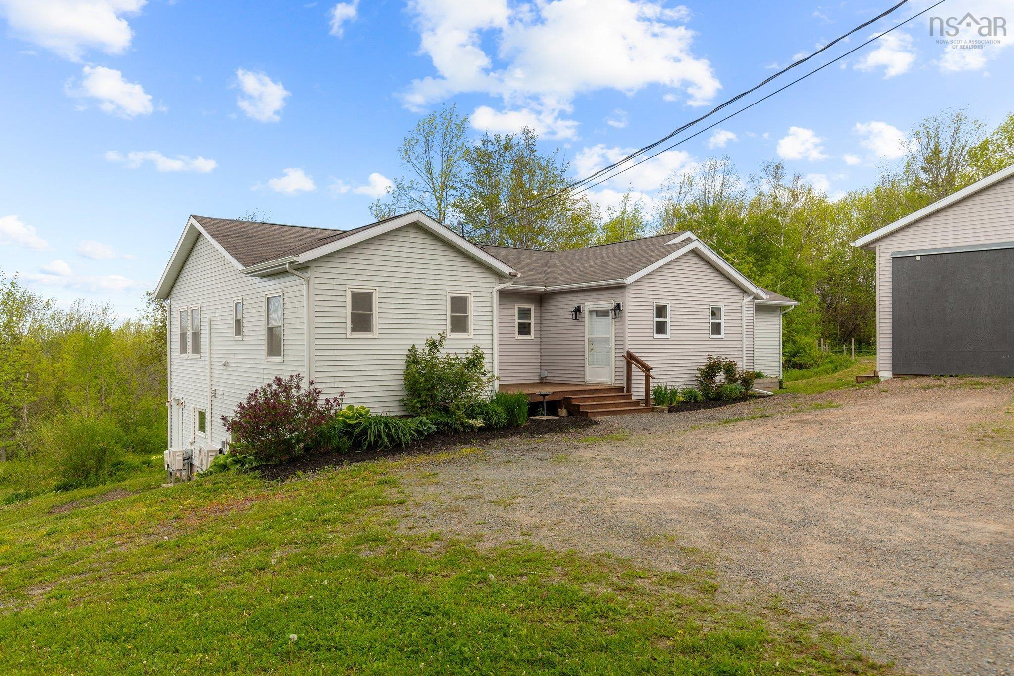 $634,900.00: 327 East Torbrook Road, Torbrook