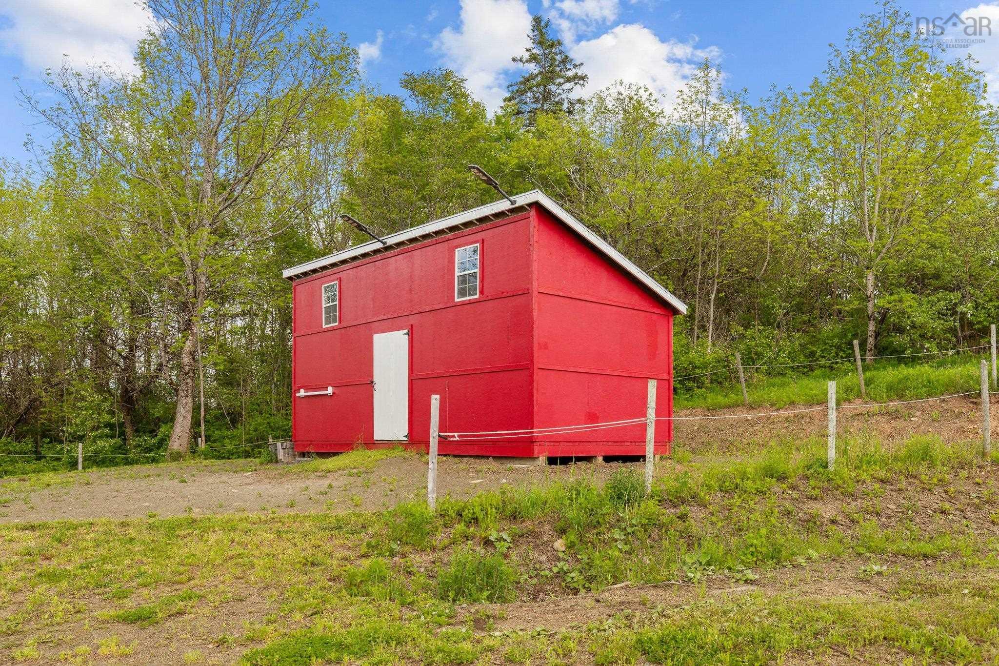 $634,900.00: 327 East Torbrook Road, Torbrook