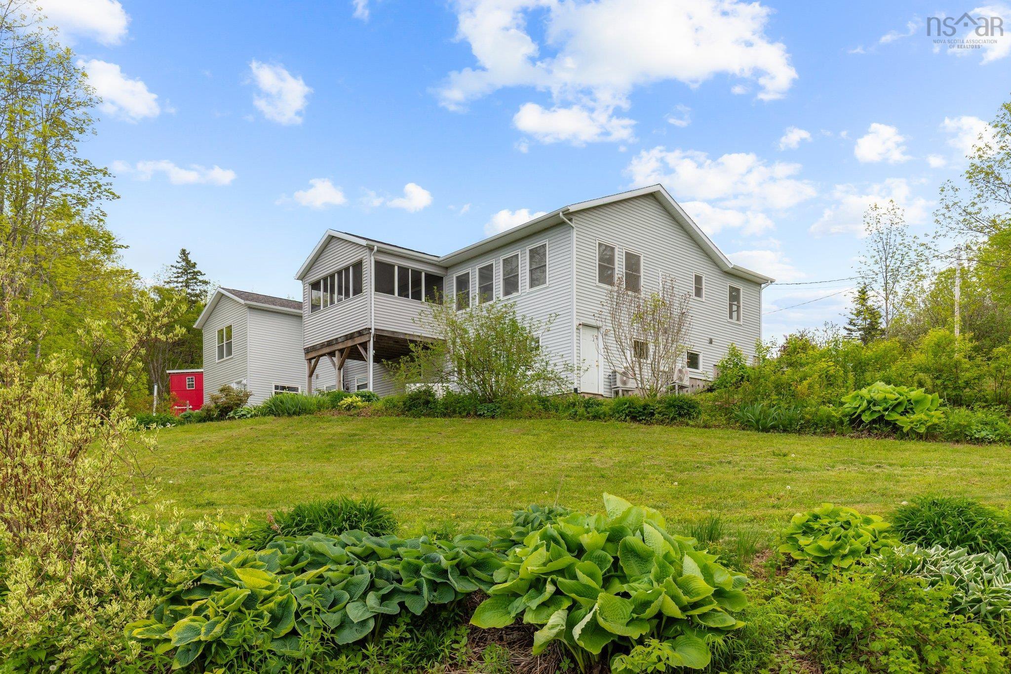 $634,900.00: 327 East Torbrook Road, Torbrook