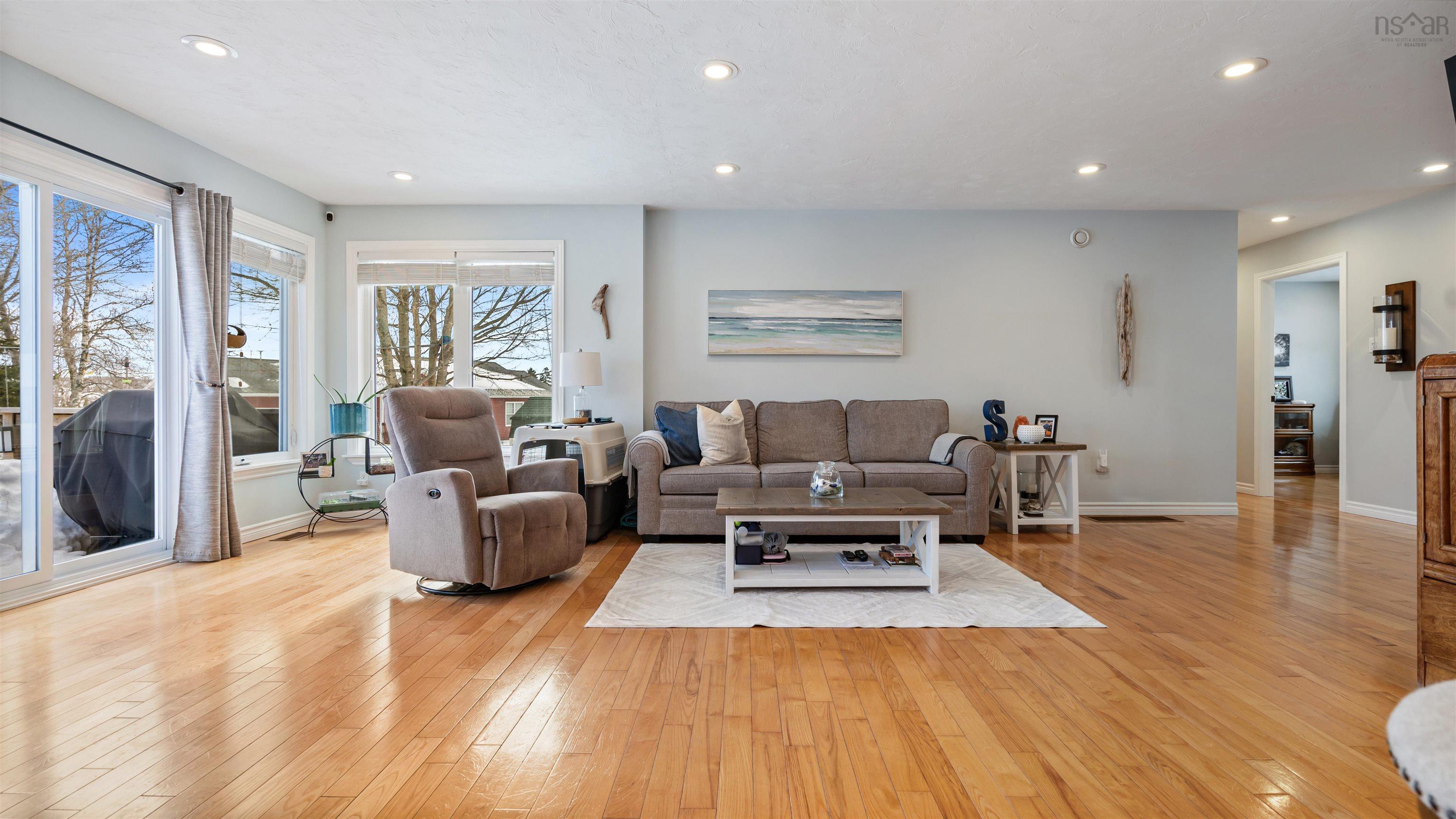 $489,900.00: 9 Forest Glen Court, Amherst