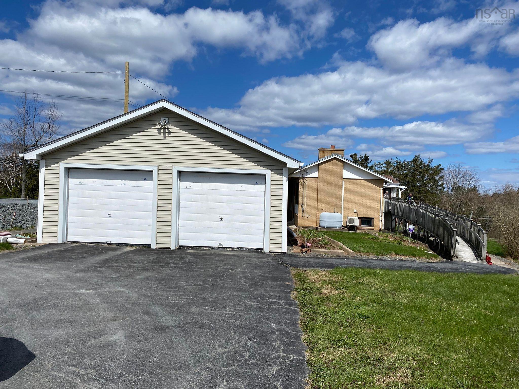 $2,700,000.00: 373 214 Highway, Elmsdale