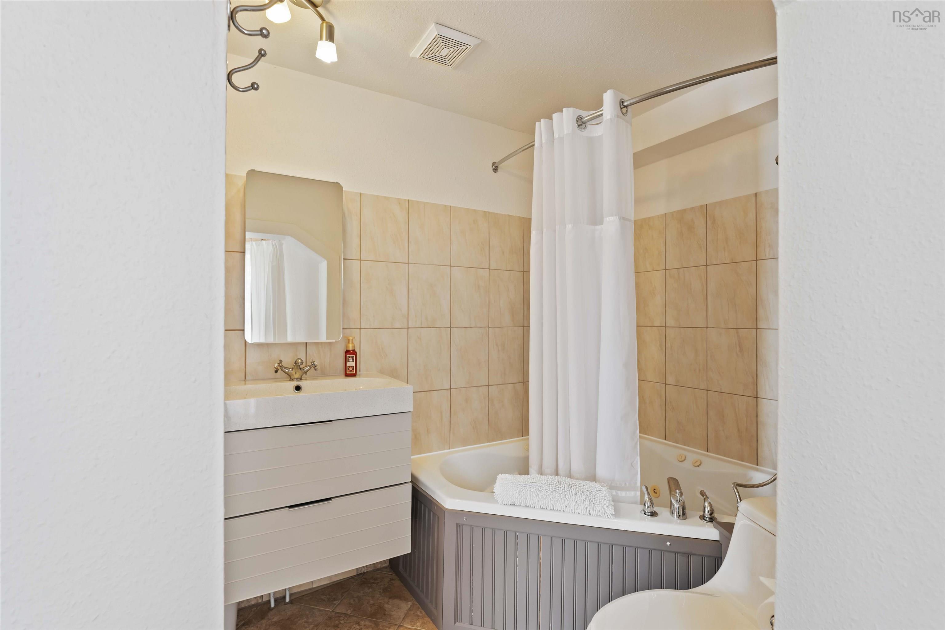 $644,400.00: 5438 Granville Road, Granville Ferry