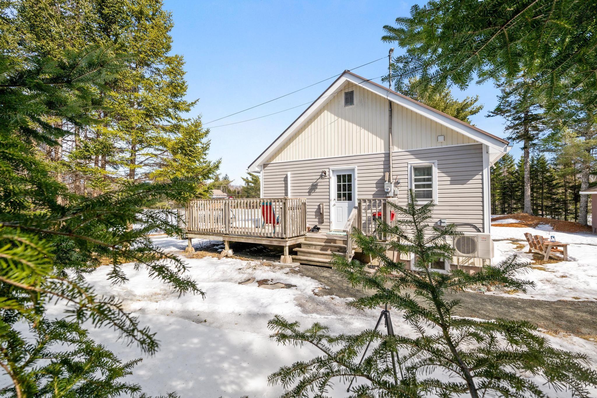 $249,900.00: 64 Causeway Road, River Lake