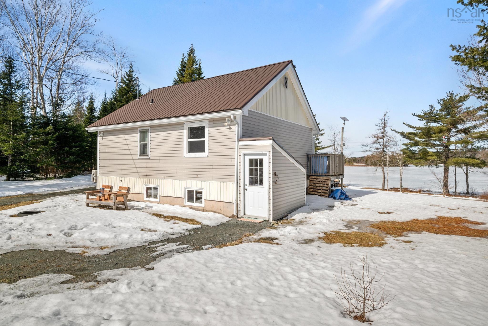 $249,900.00: 64 Causeway Road, River Lake