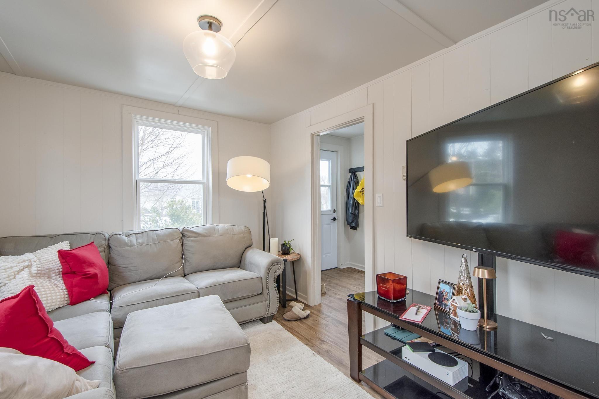 $1,999,999.00: 60 Post Office Road, Porters Lake