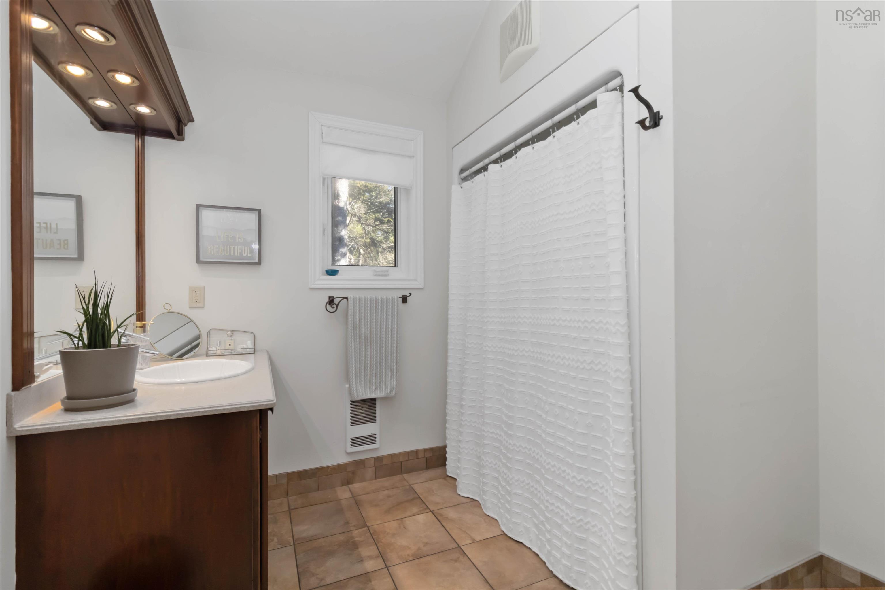 $699,900.00: 15 Village Crescent, Bedford