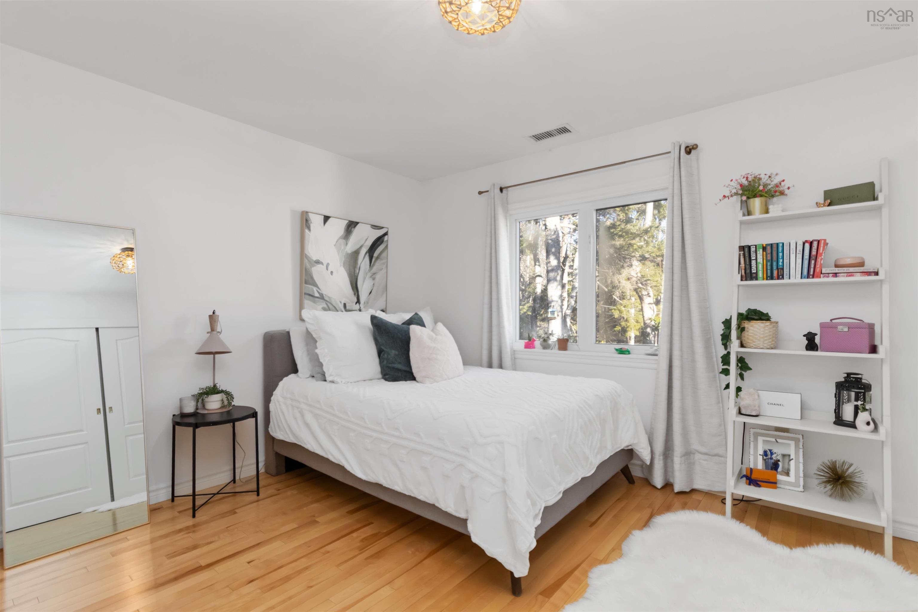 $699,900.00: 15 Village Crescent, Bedford