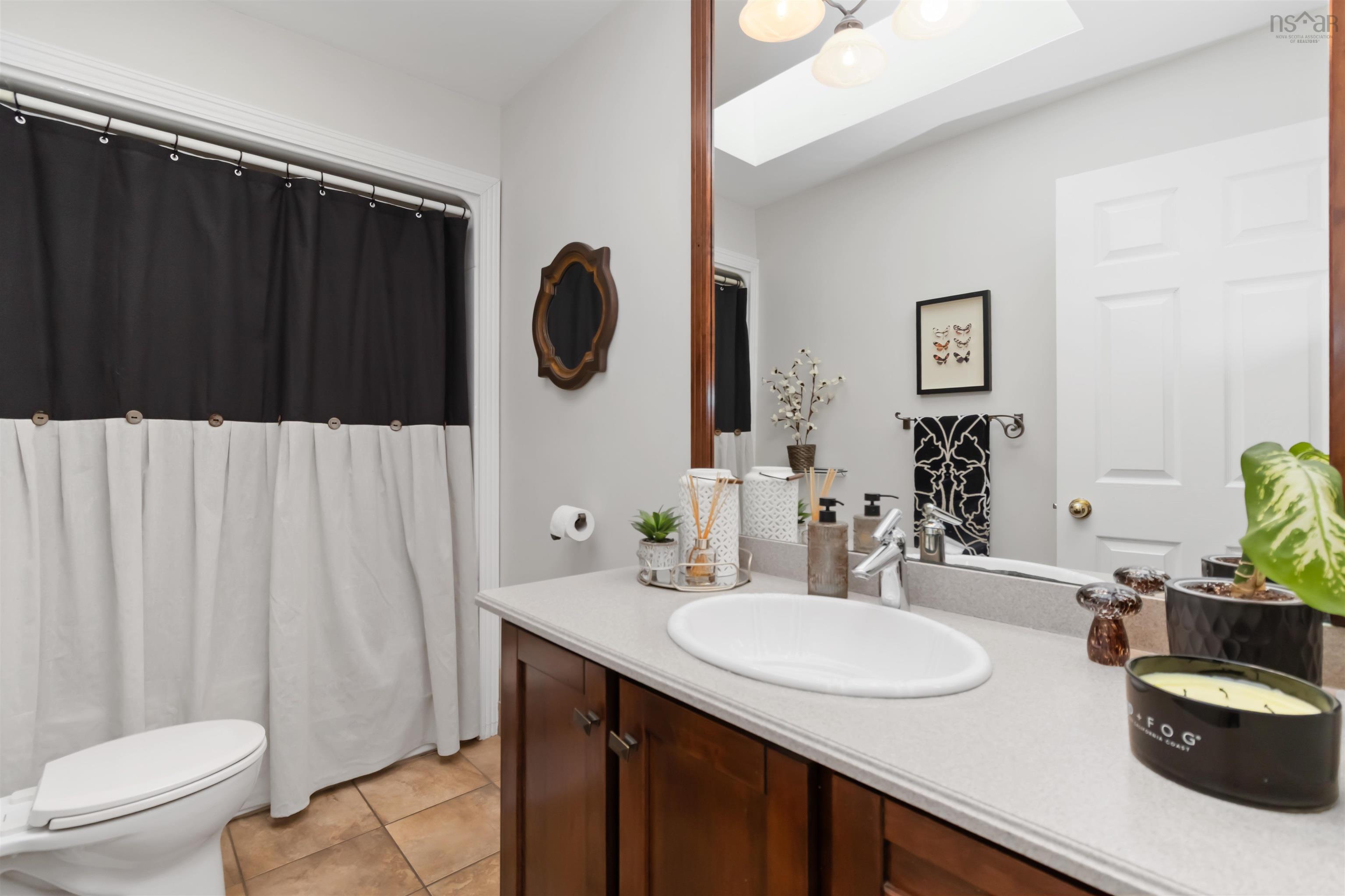 $699,900.00: 15 Village Crescent, Bedford