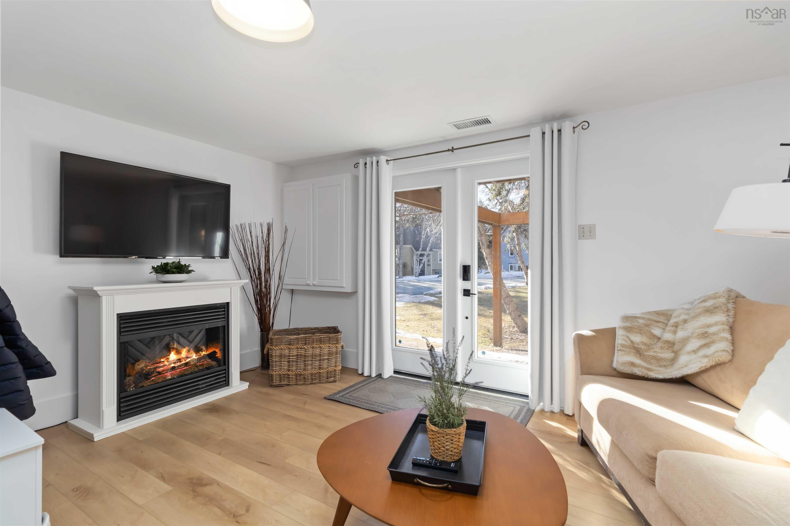 $699,900.00: 15 Village Crescent, Bedford