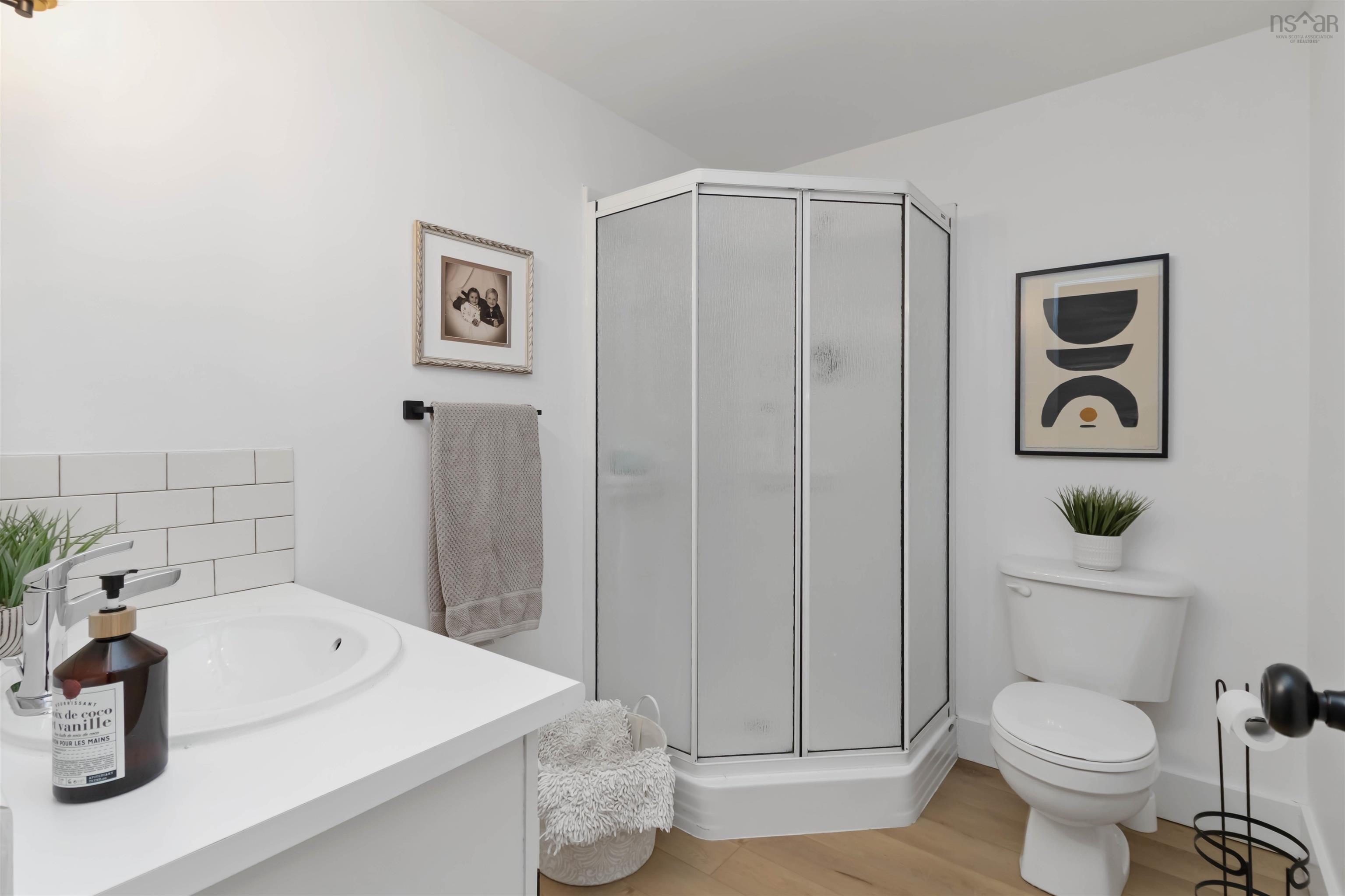 $699,900.00: 15 Village Crescent, Bedford