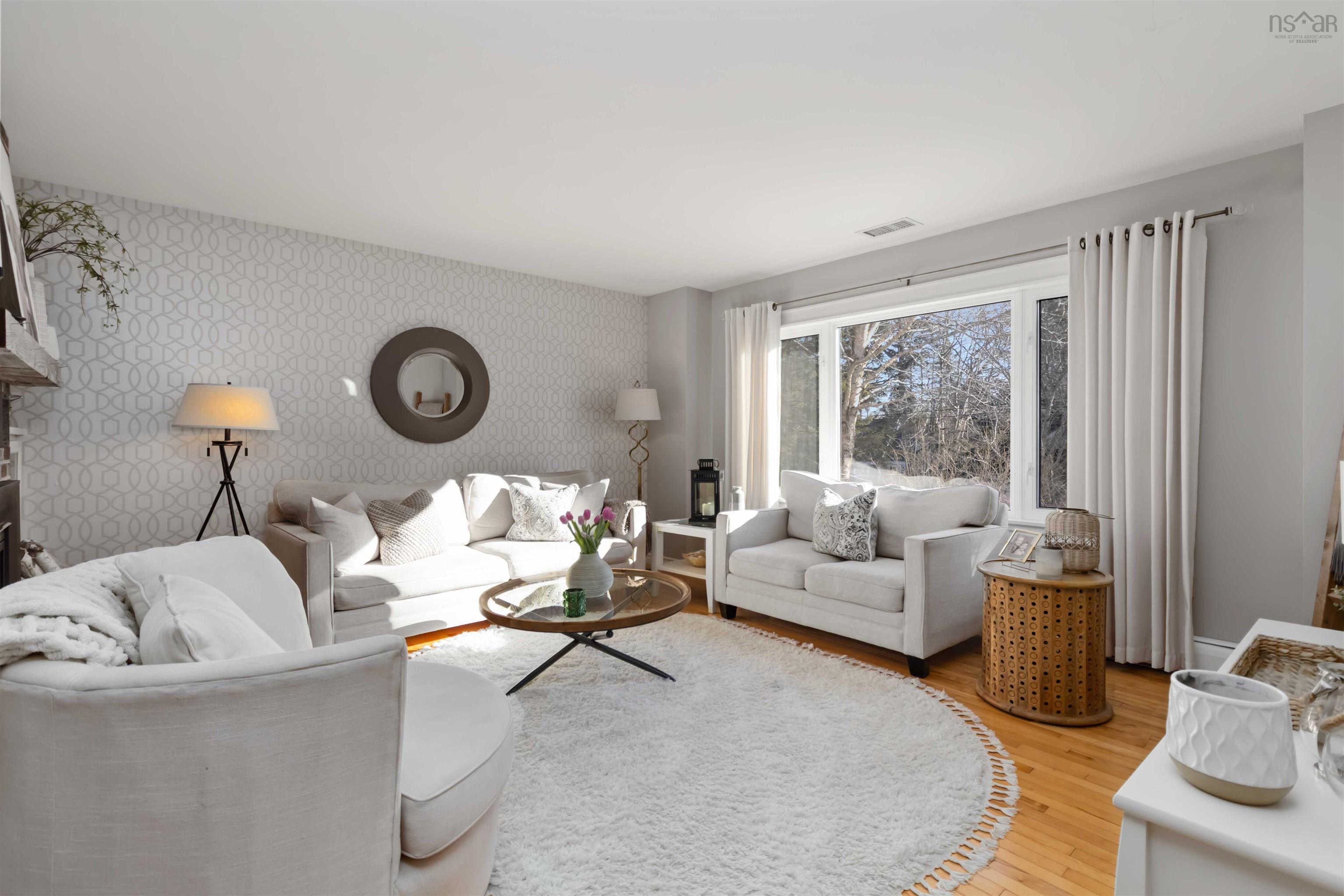 $699,900.00: 15 Village Crescent, Bedford