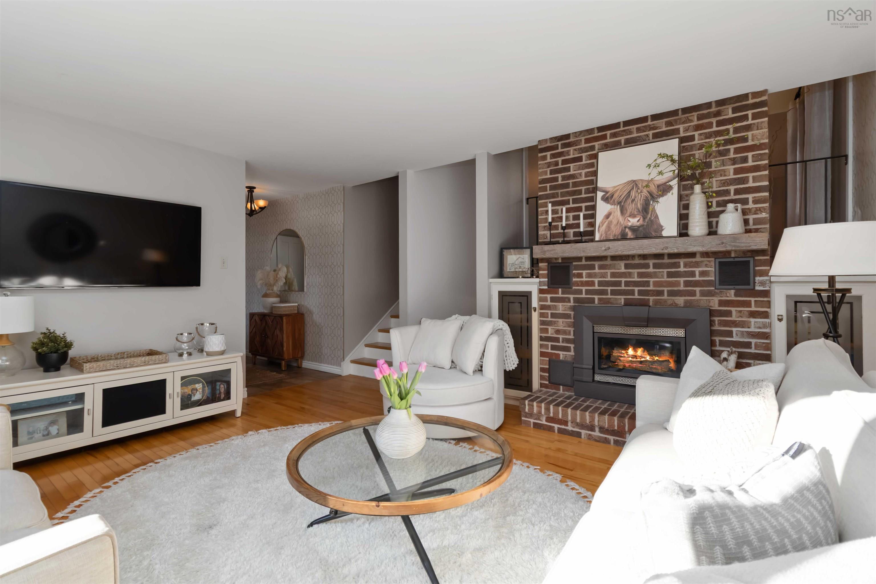 $699,900.00: 15 Village Crescent, Bedford