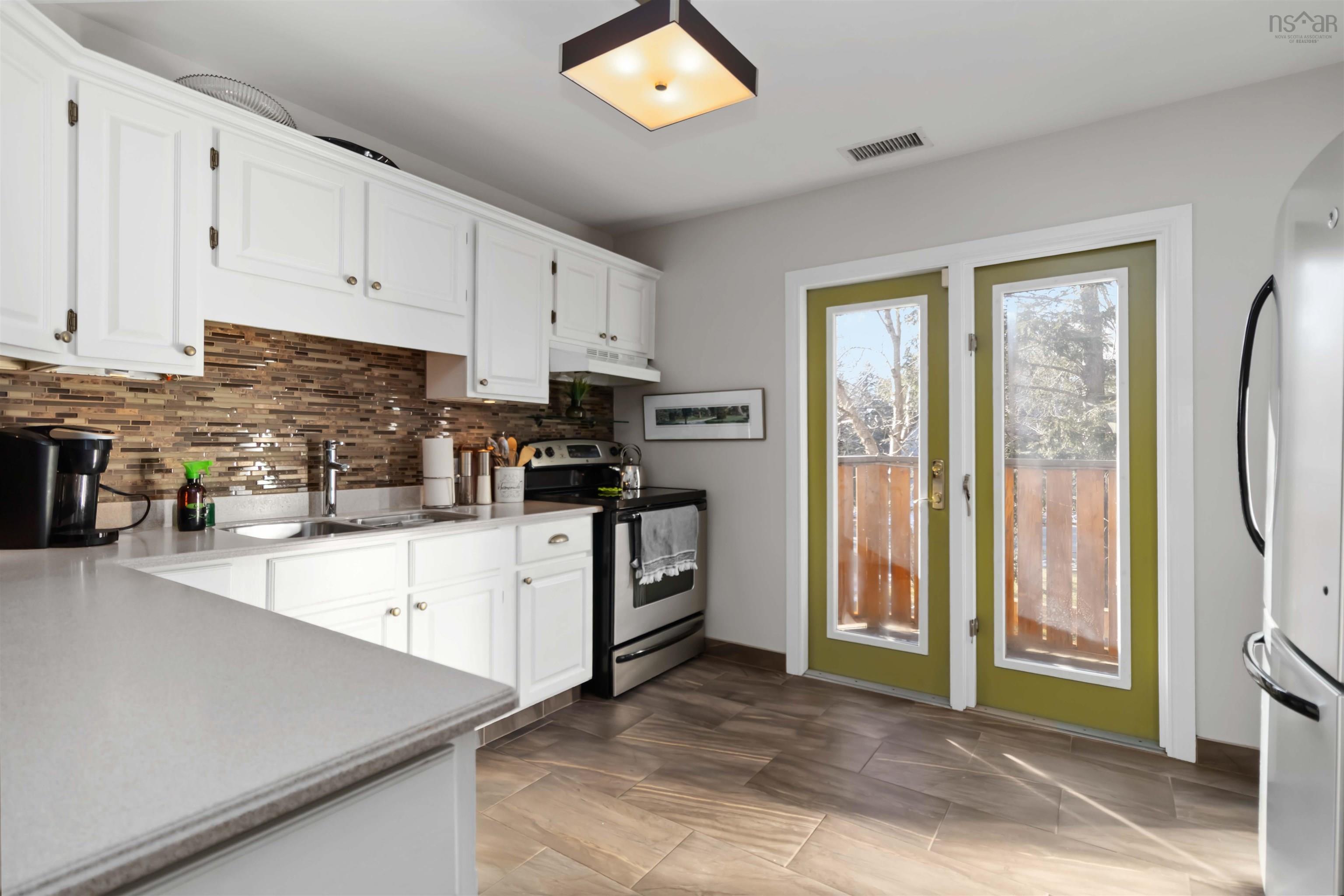 $699,900.00: 15 Village Crescent, Bedford