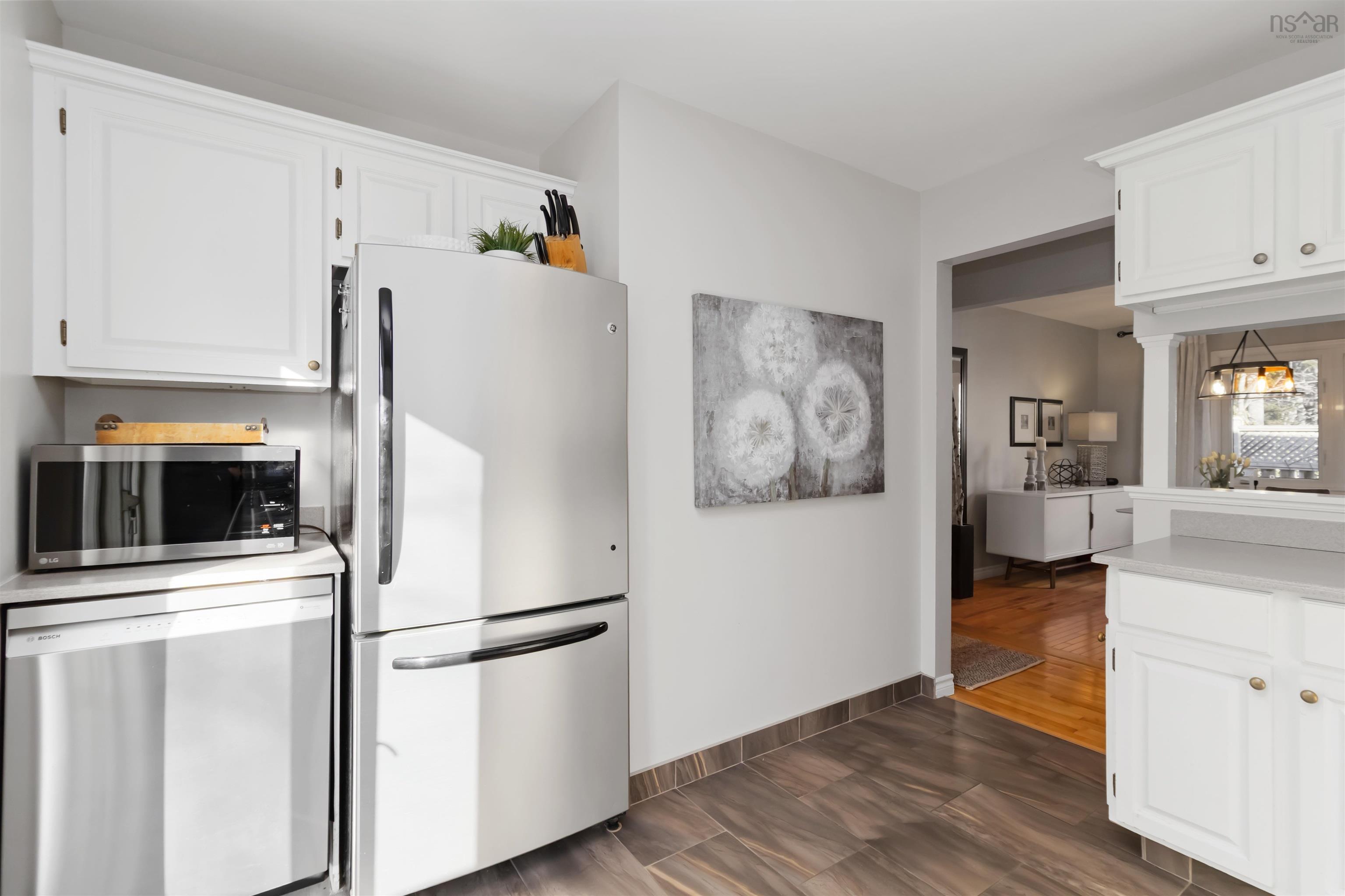 $699,900.00: 15 Village Crescent, Bedford