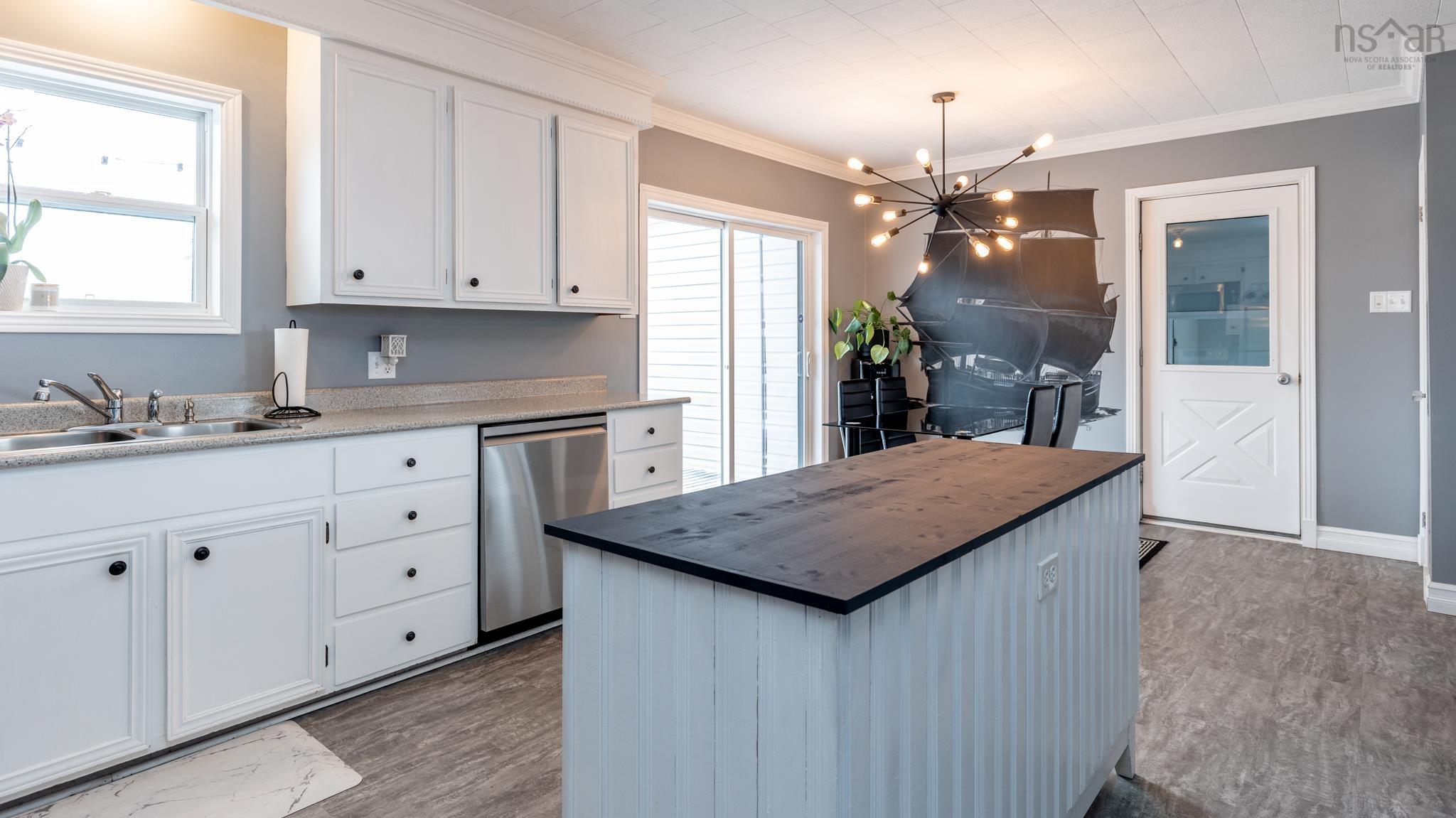 $399,000.00: 1290 1 Highway, Wellington