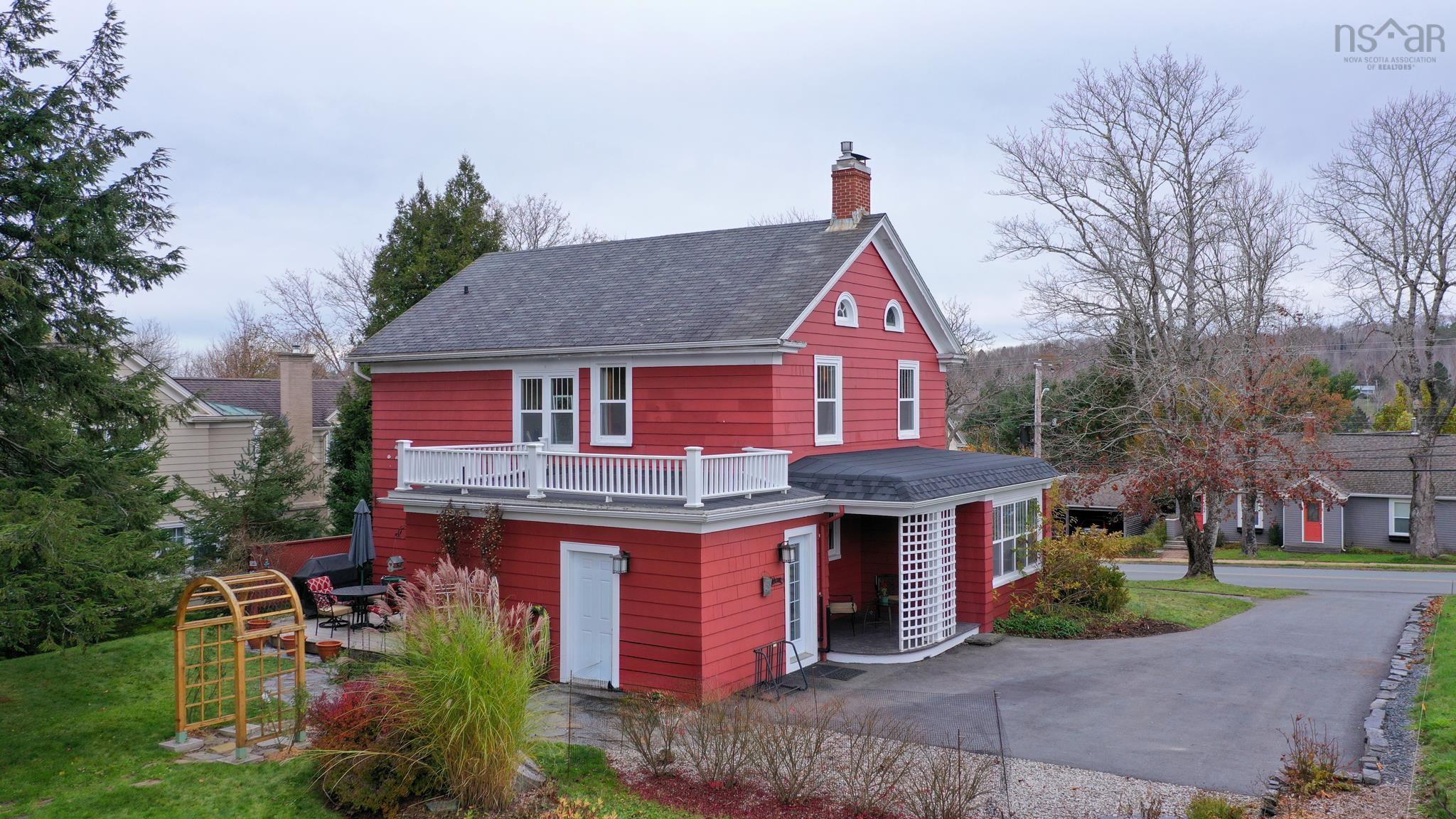 $825,000.00: 100 Green Street, Lunenburg