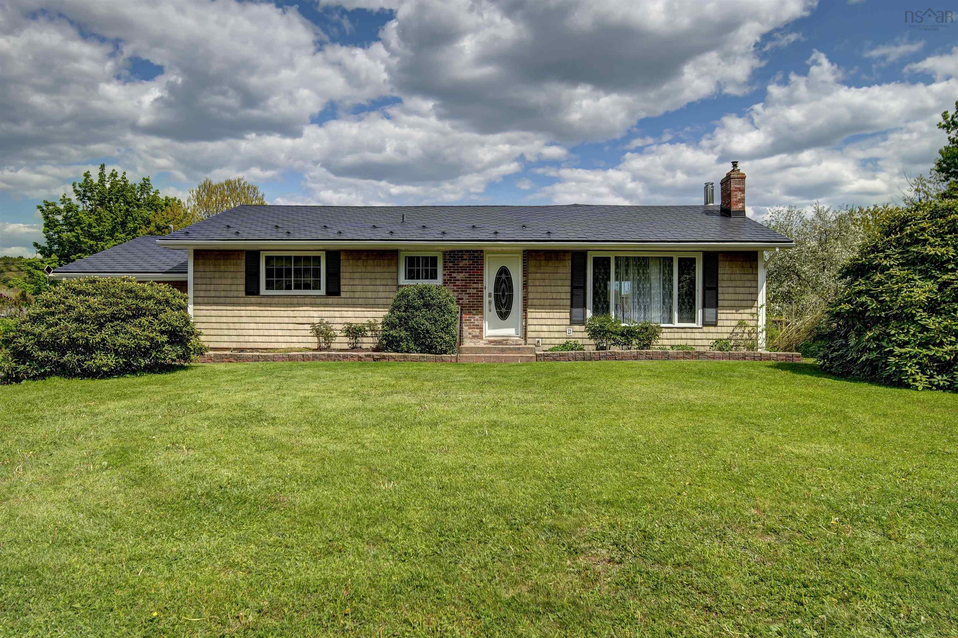 $1,049,000.00: 1305 Fall River Road, Fall River