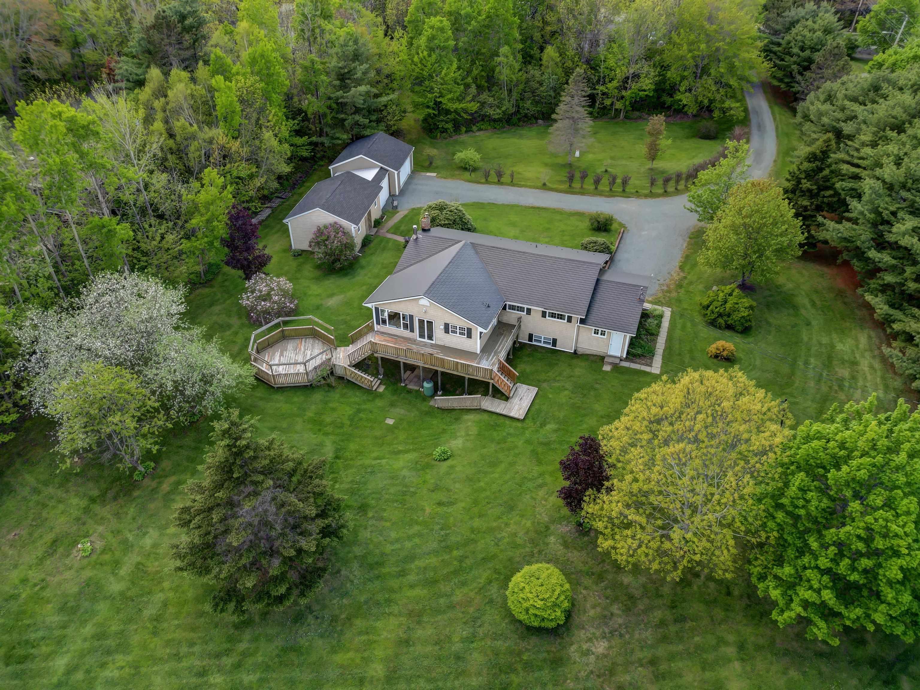 $1,049,000.00: 1305 Fall River Road, Fall River