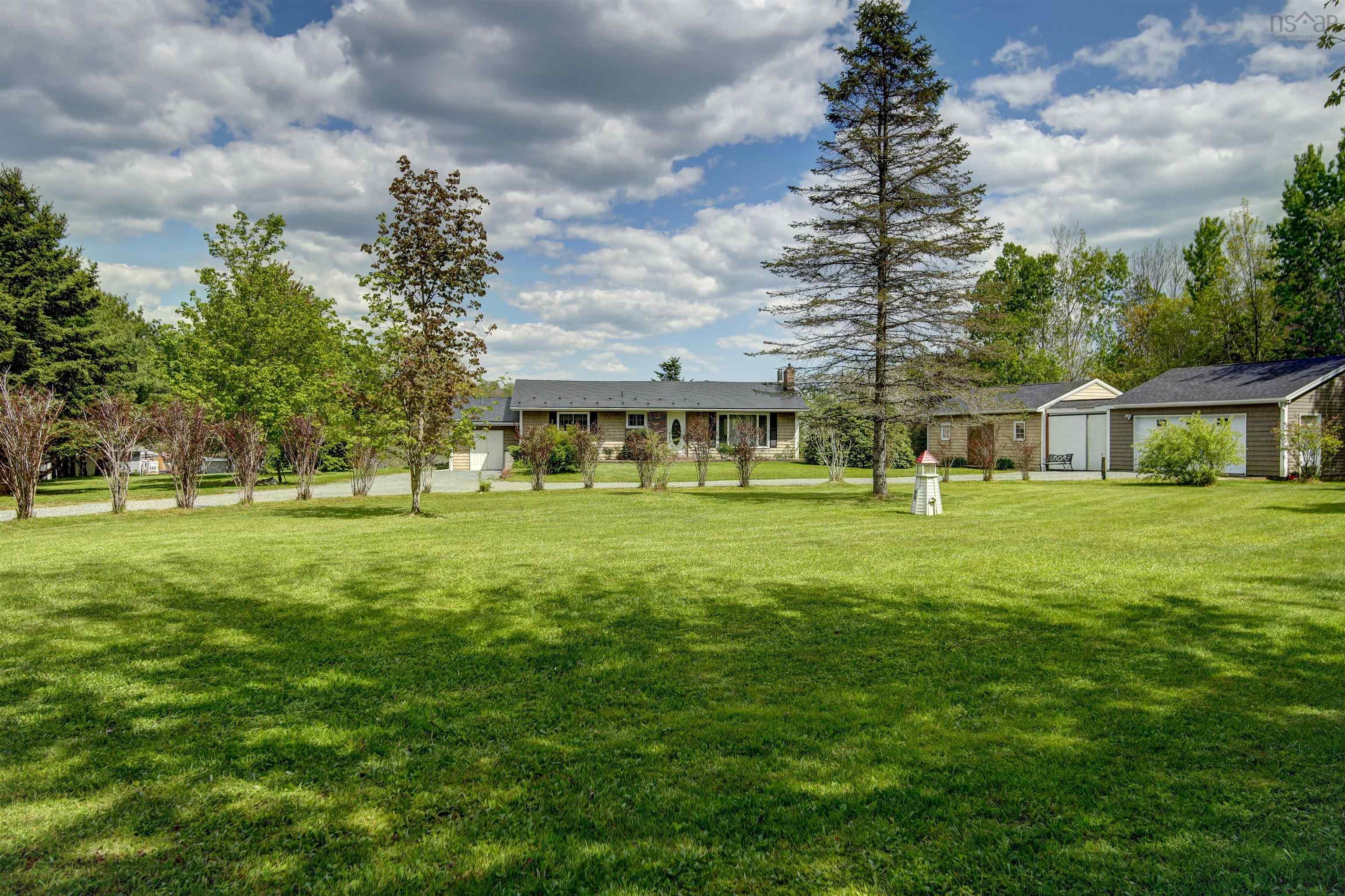$1,049,000.00: 1305 Fall River Road, Fall River