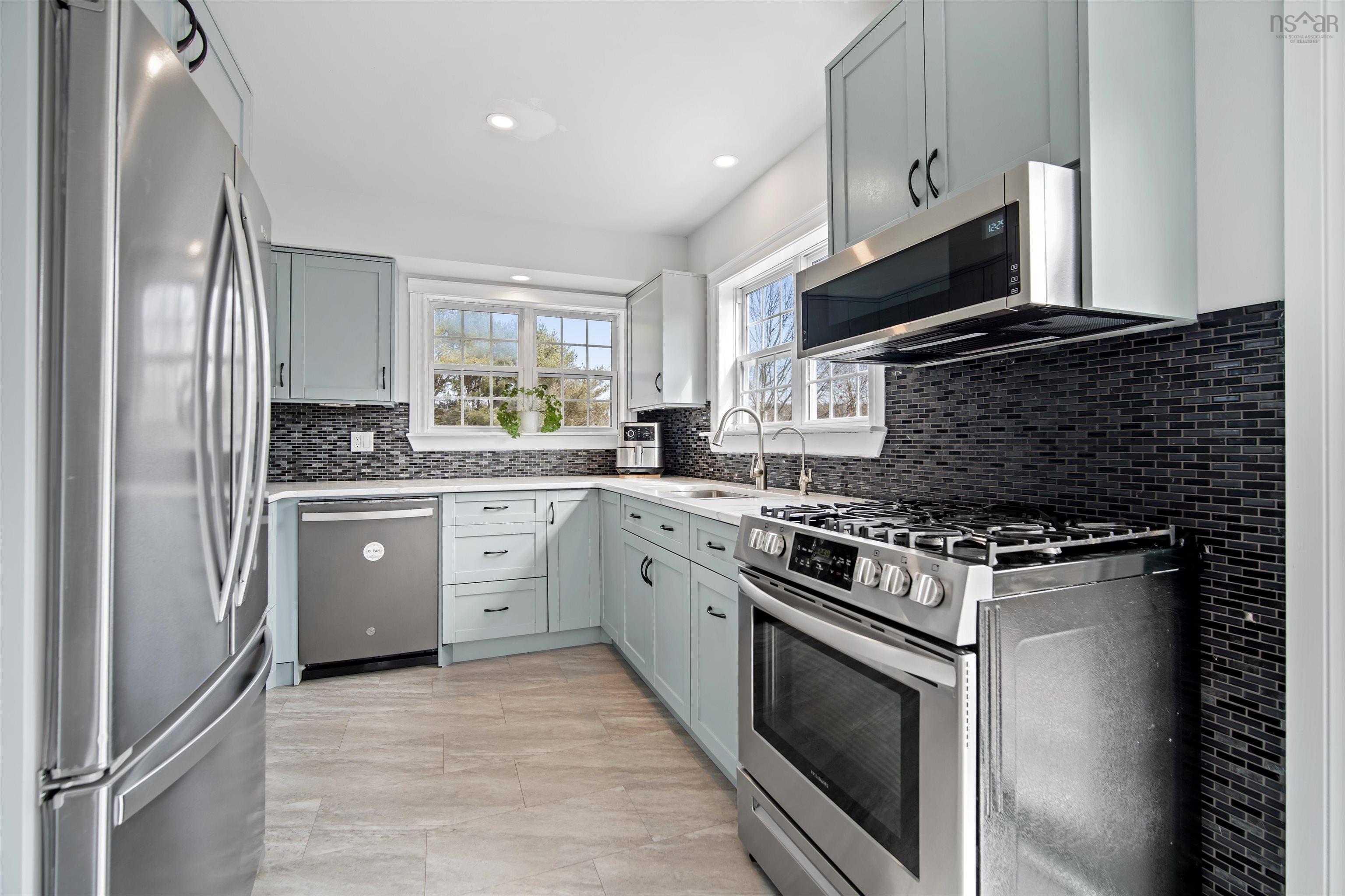 $1,049,000.00: 1305 Fall River Road, Fall River