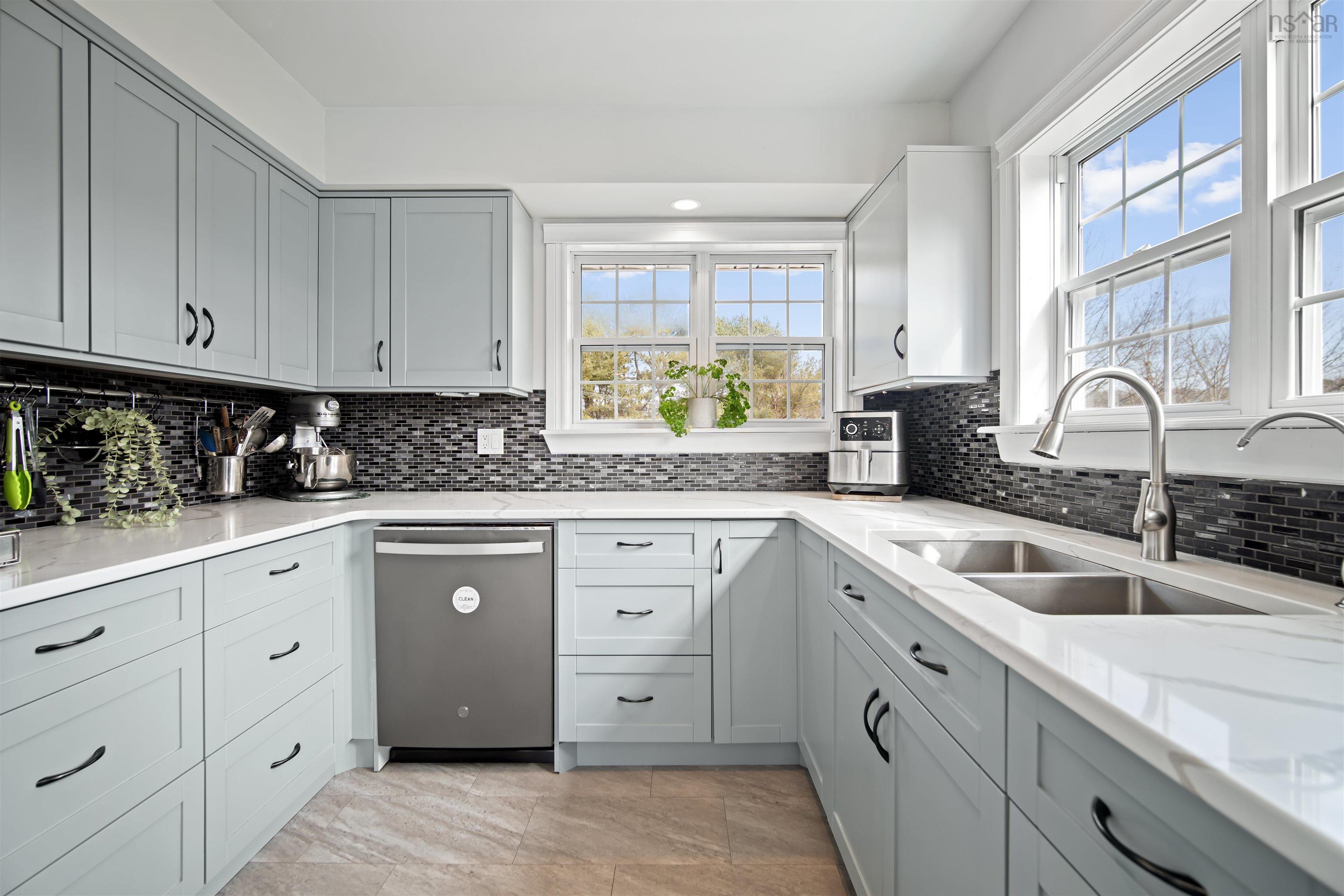 $1,049,000.00: 1305 Fall River Road, Fall River