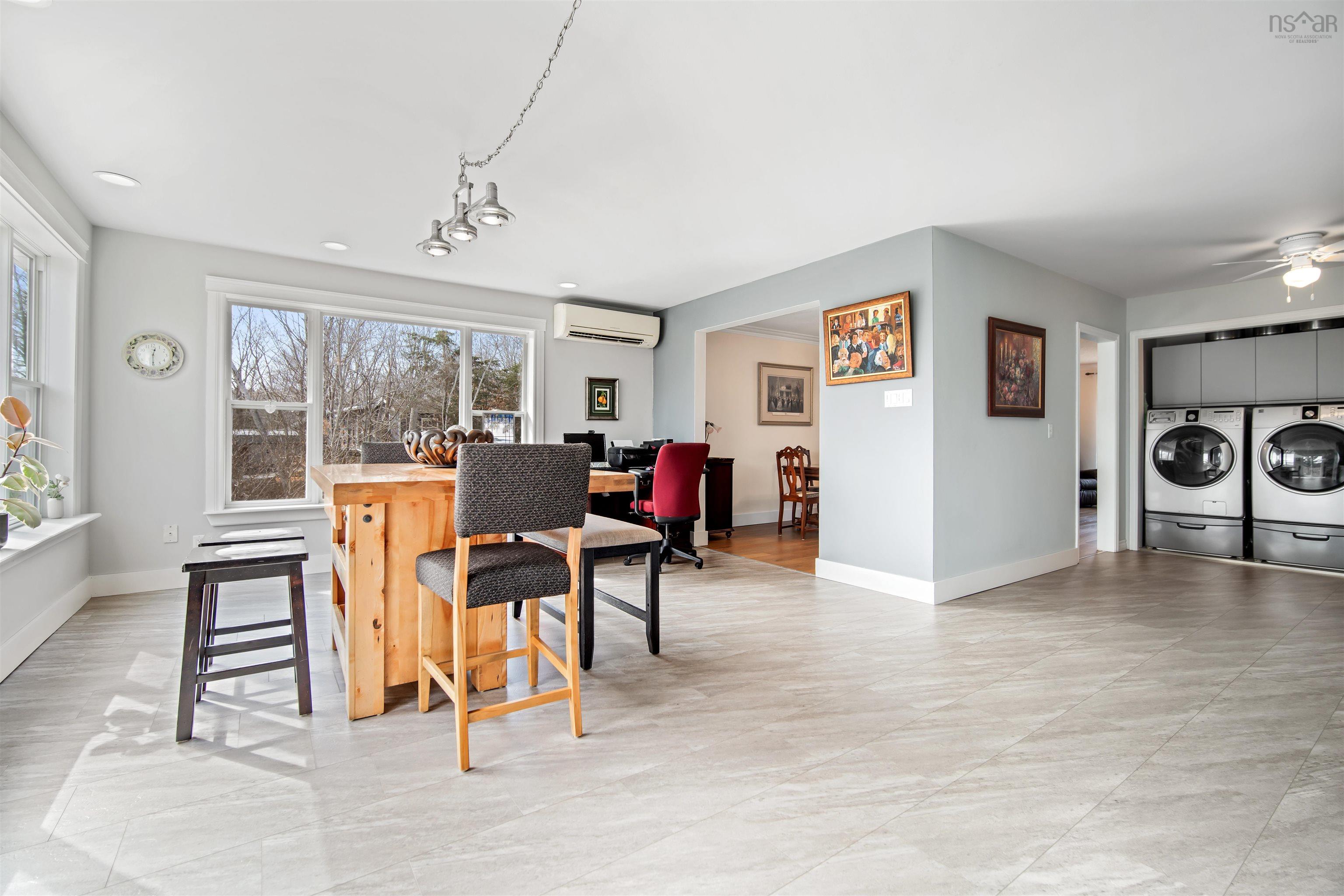 $1,049,000.00: 1305 Fall River Road, Fall River