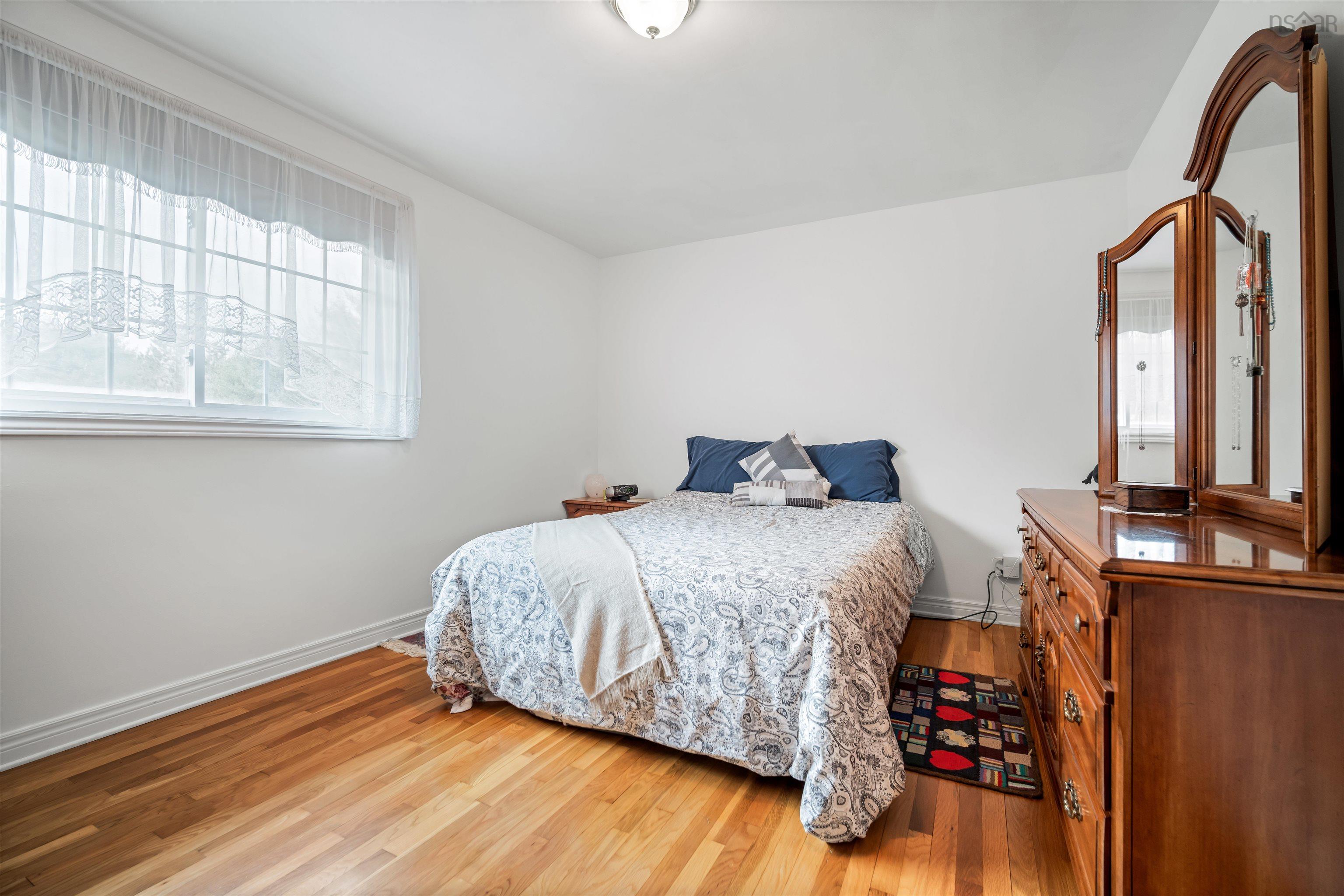 $1,049,000.00: 1305 Fall River Road, Fall River