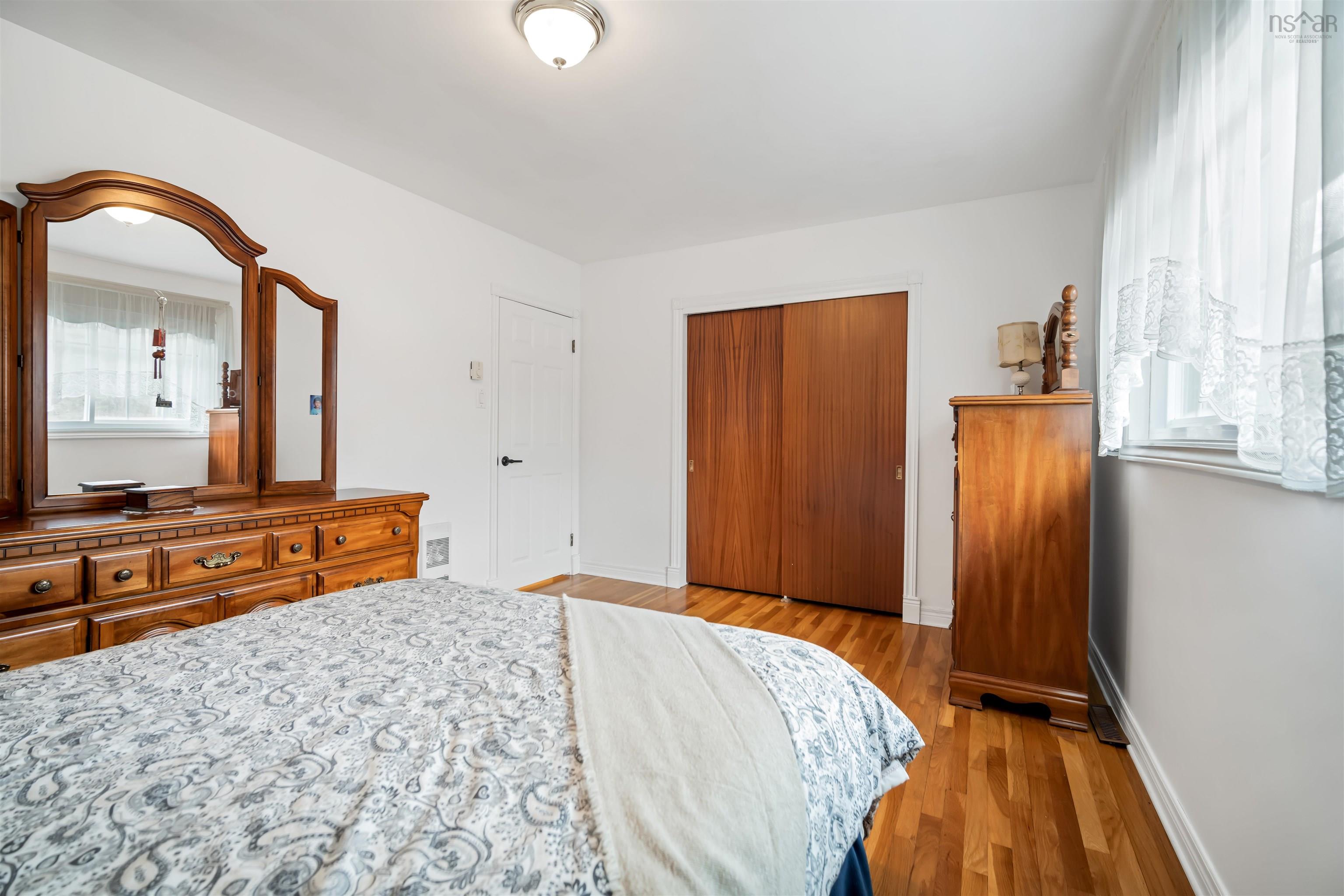 $1,049,000.00: 1305 Fall River Road, Fall River