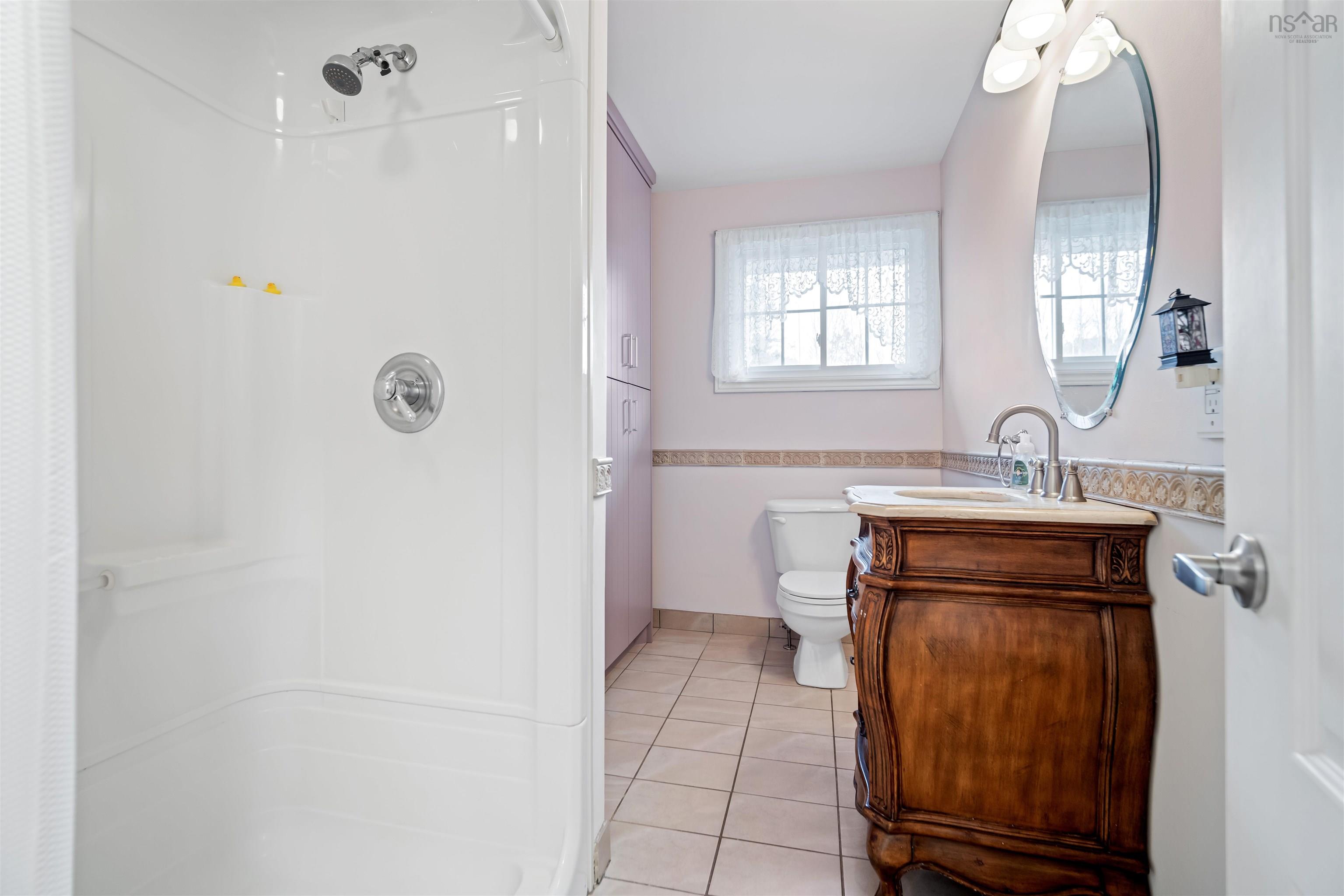 $1,049,000.00: 1305 Fall River Road, Fall River