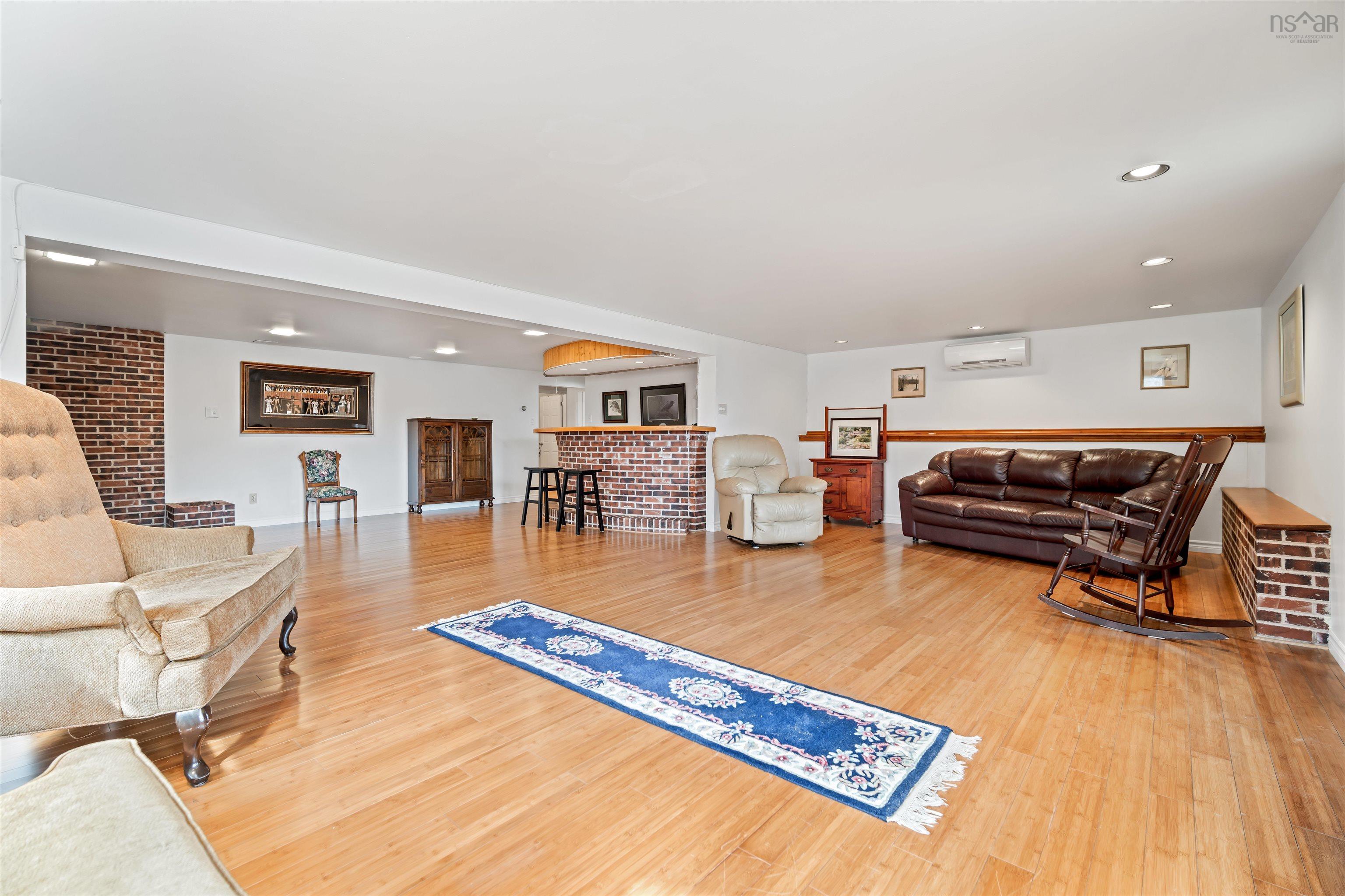 $1,049,000.00: 1305 Fall River Road, Fall River