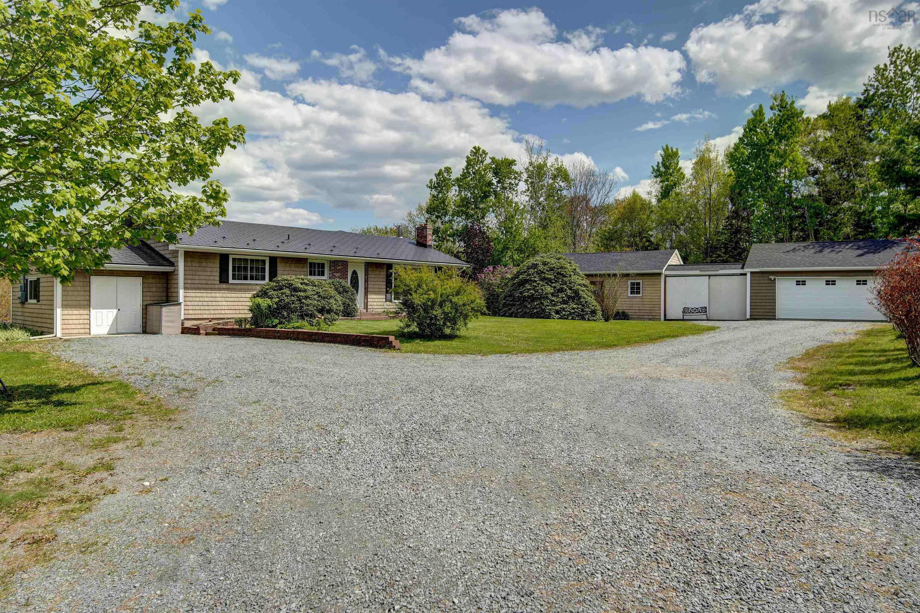 $1,049,000.00: 1305 Fall River Road, Fall River