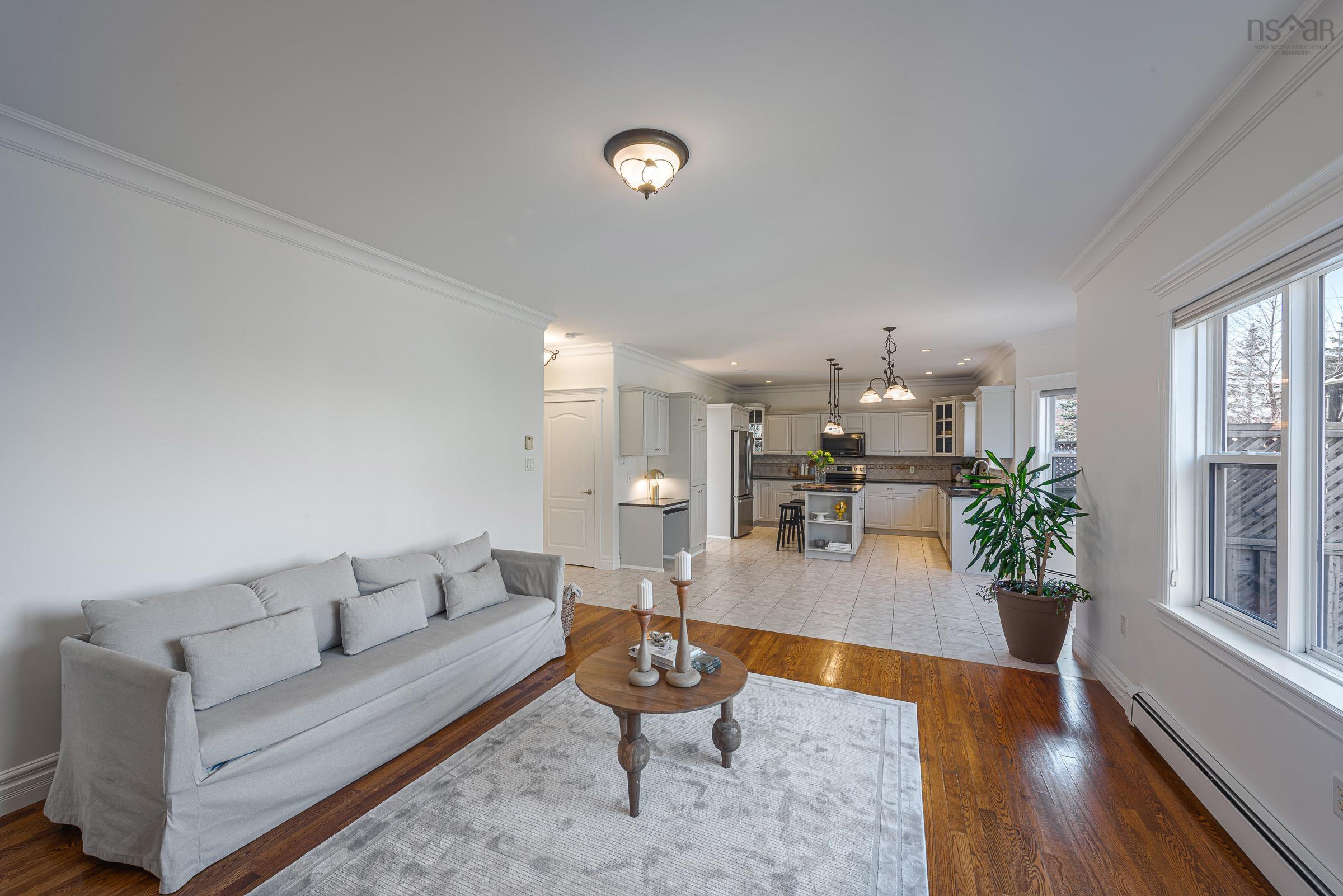 $965,000.00: 48 Castlepark Grove, Clayton Park
