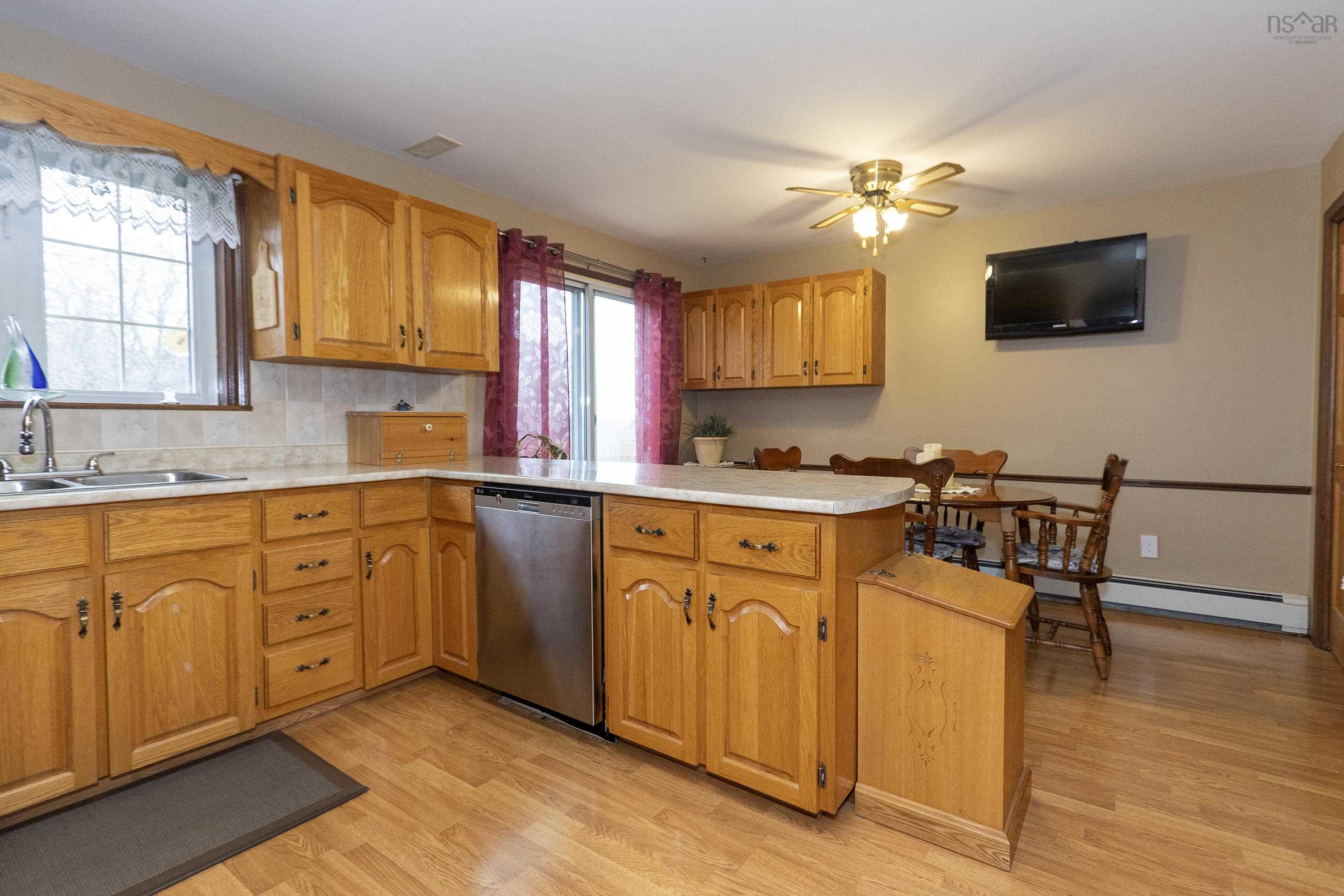 $449,900.00: 6 Arlington Avenue, Amherst