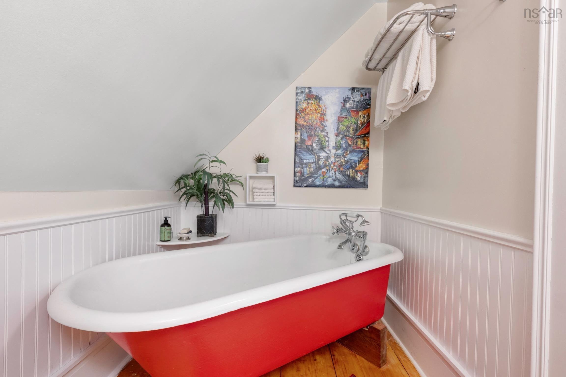$679,000.00: 260 Main Street, Mahone Bay