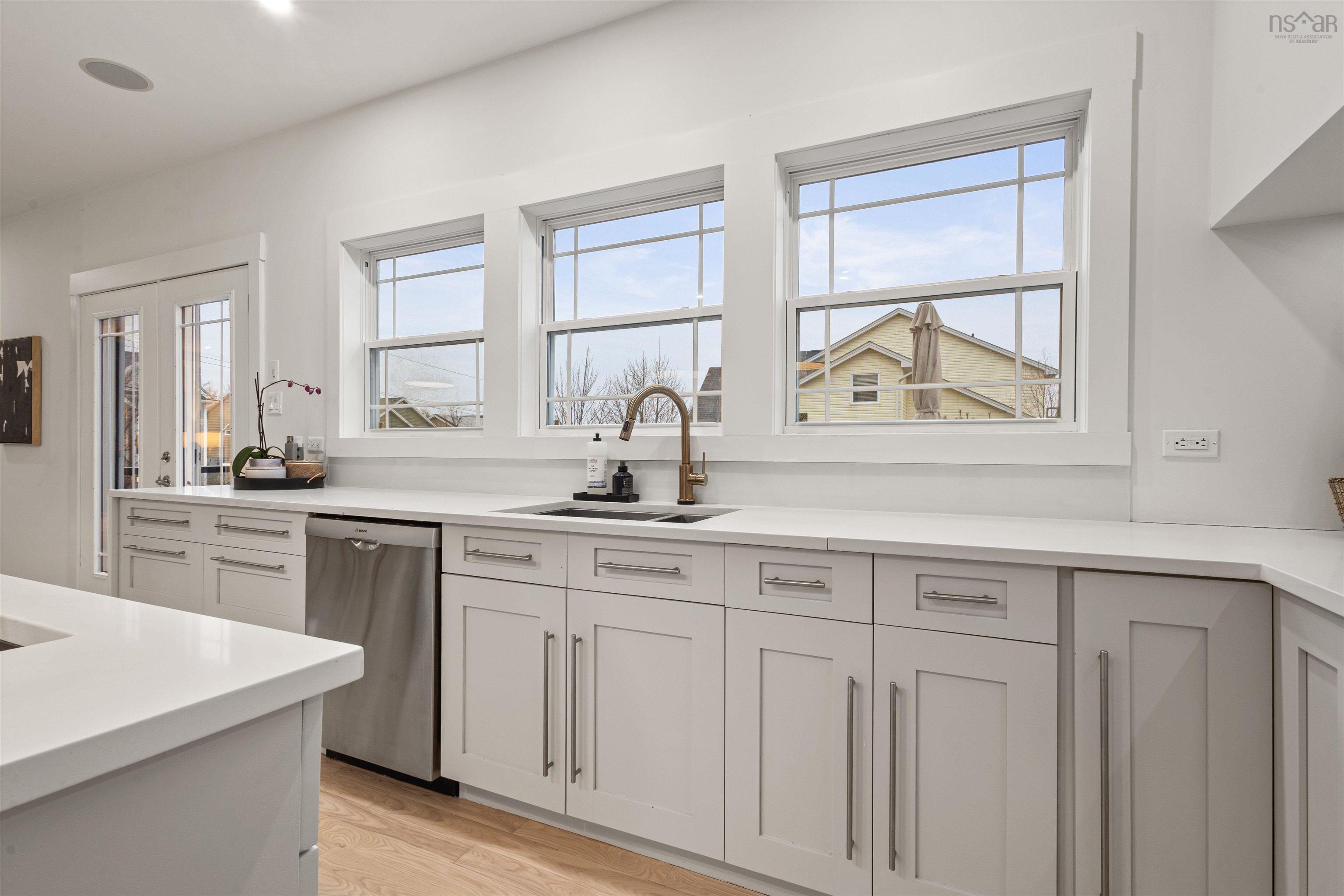 $1,089,000.00: 4 Rockpoint Court, Bedford