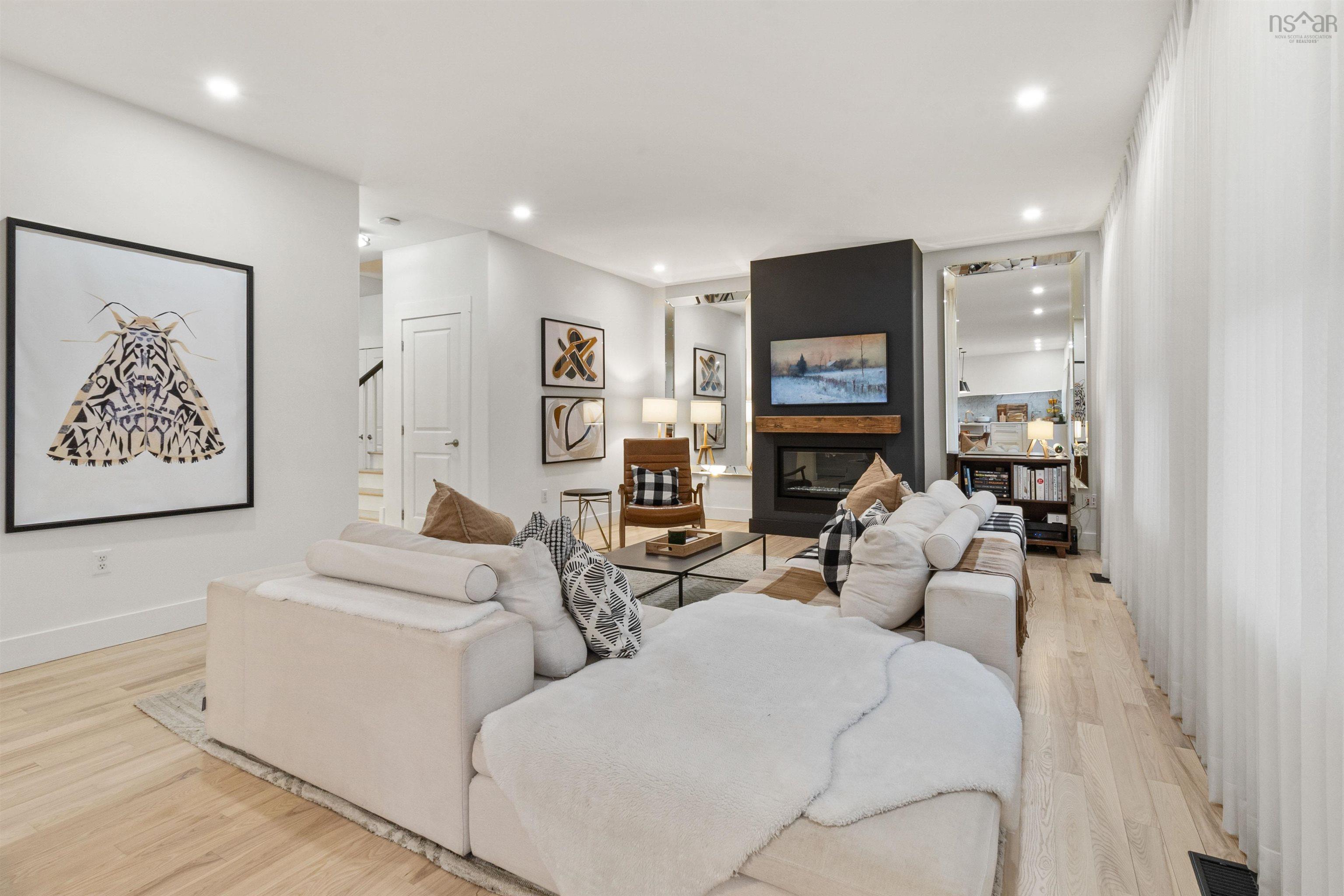 $1,089,000.00: 4 Rockpoint Court, Bedford