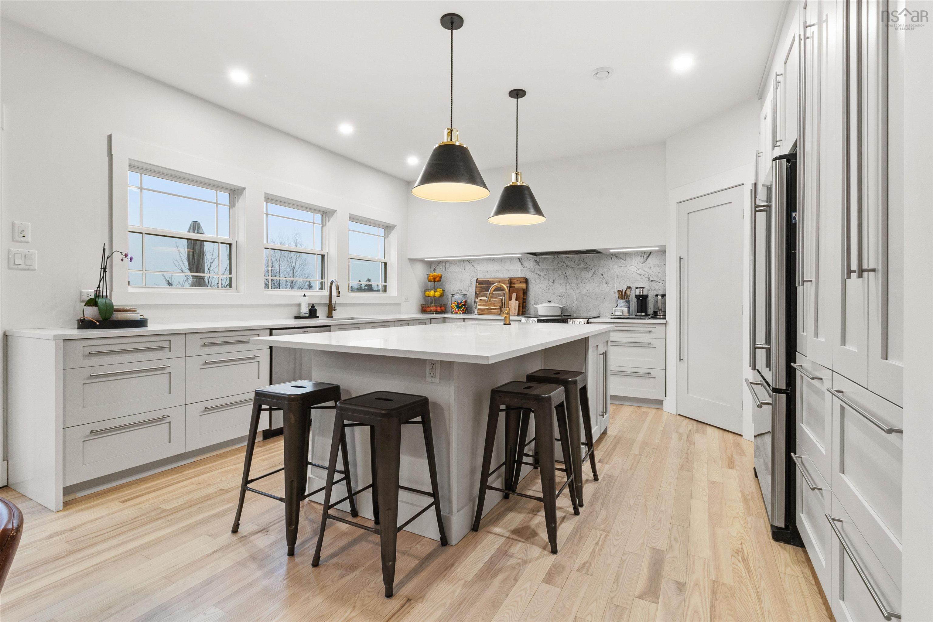 $1,089,000.00: 4 Rockpoint Court, Bedford