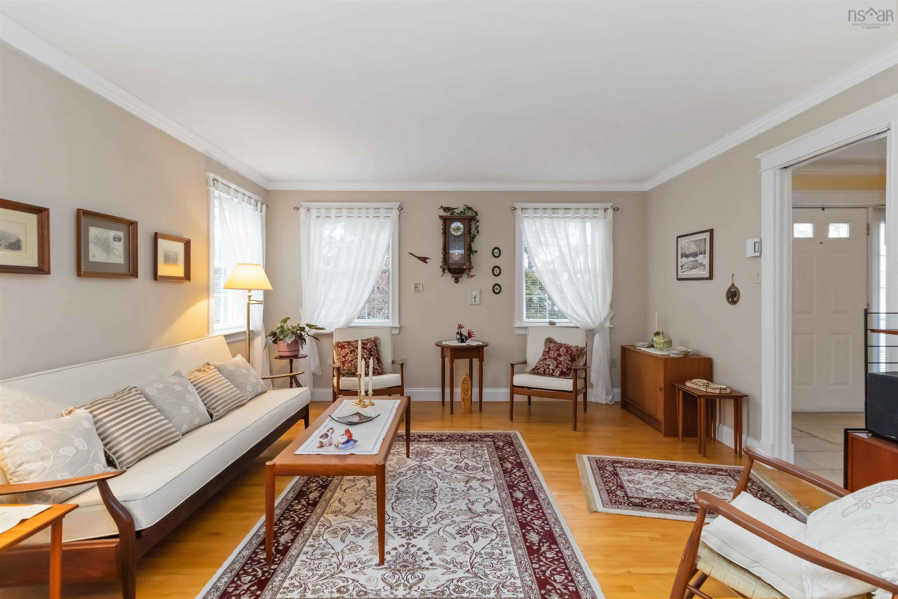 $749,900.00: 7 Canterbury Lane, Fall River
