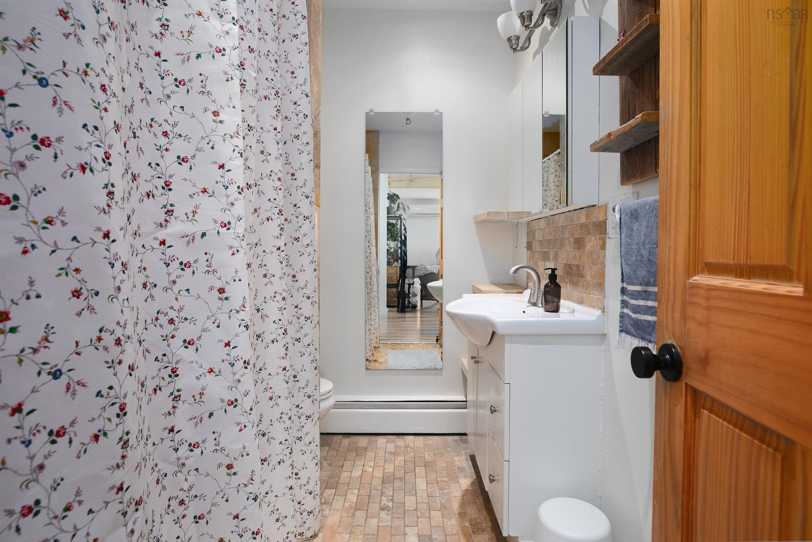 $949,500.00: 5515-5519 Hennessey Place, Halifax