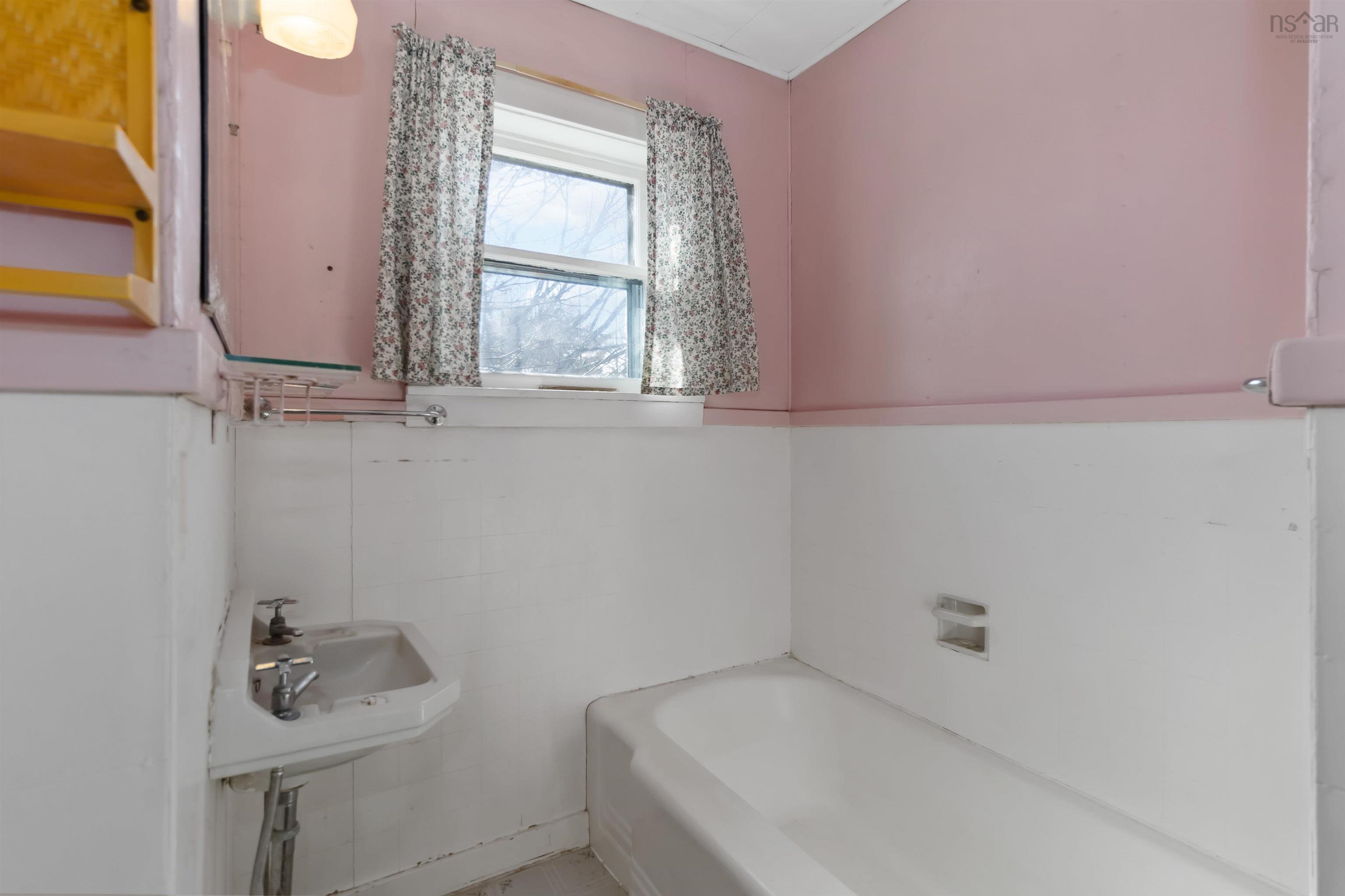 $395,900.00: 21 Green Street, Lunenburg