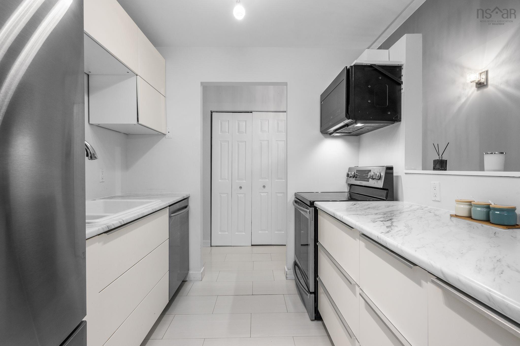 $419,900.00: 304 45 Chelton Woods Lane, Halifax