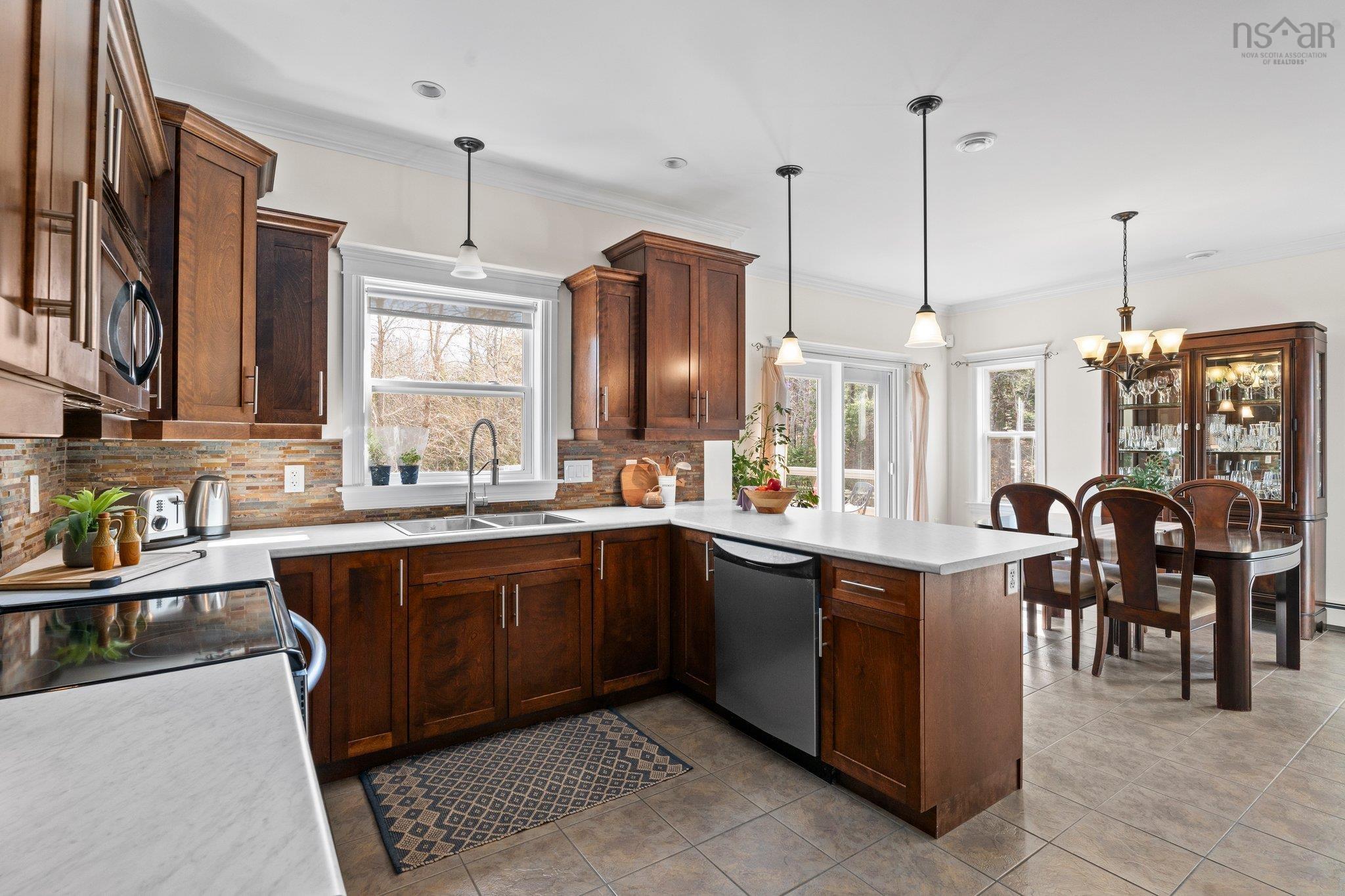 $829,900.00: 74 Buckingham Drive, Stillwater Lake